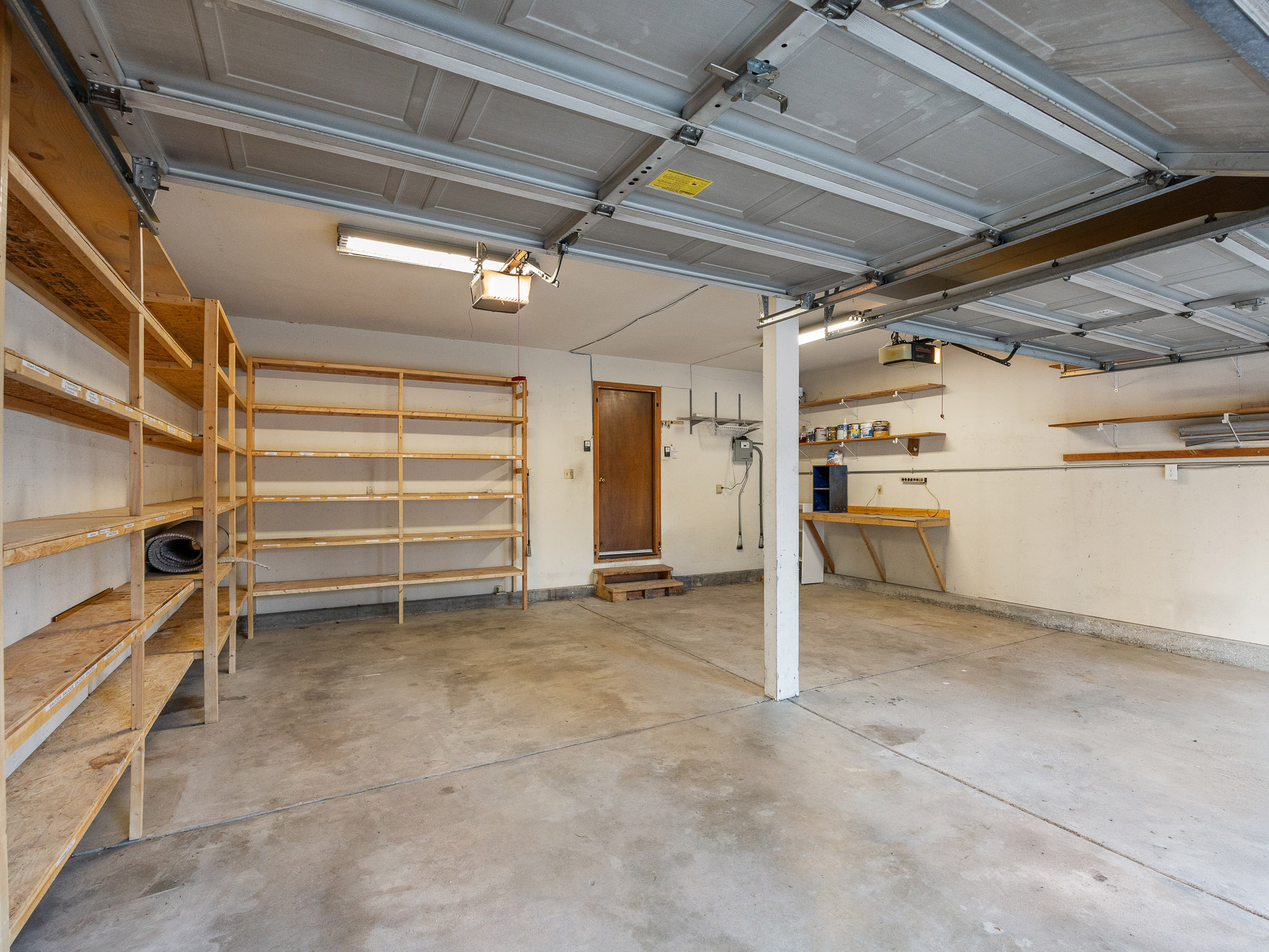  Set behind a gated entry on two and a half wooded acres - 物件實景