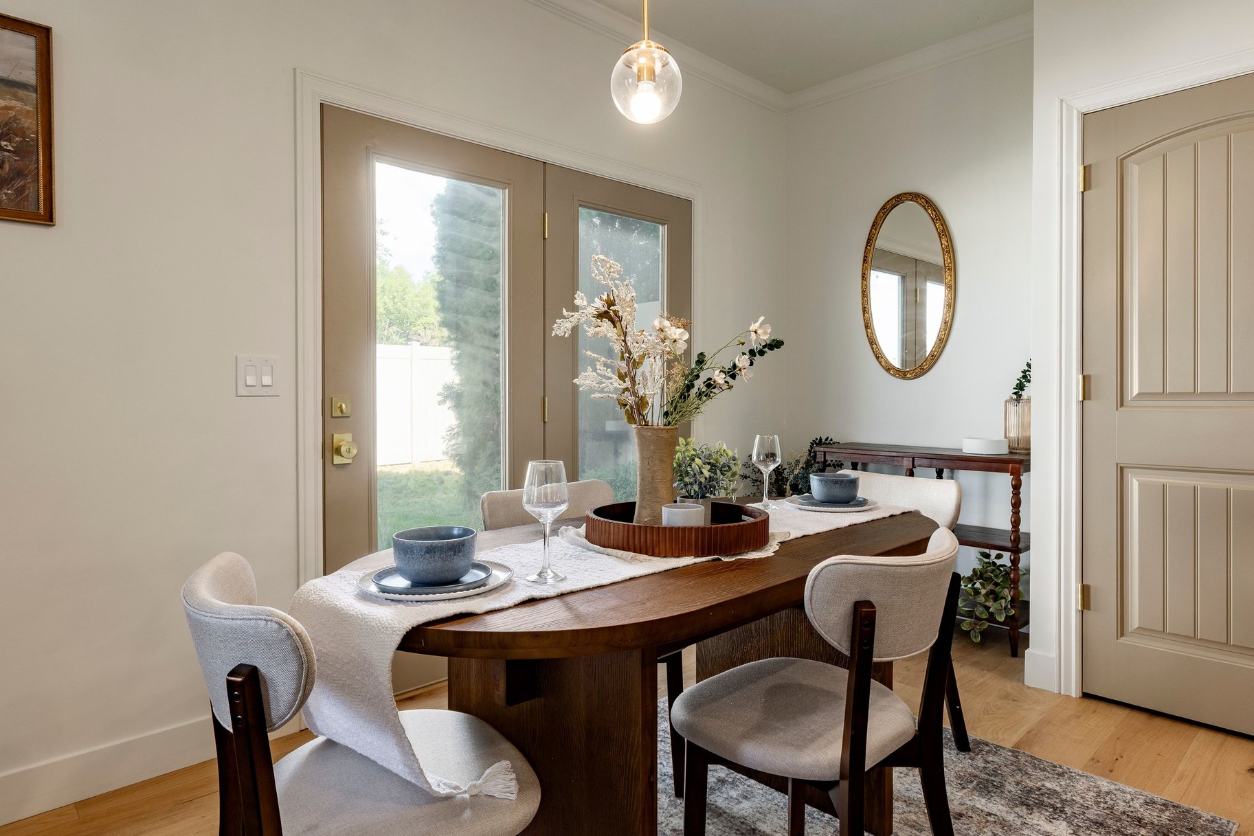 Fully Remodeled End-Unit in Prime Midvale Location - 物件實景
