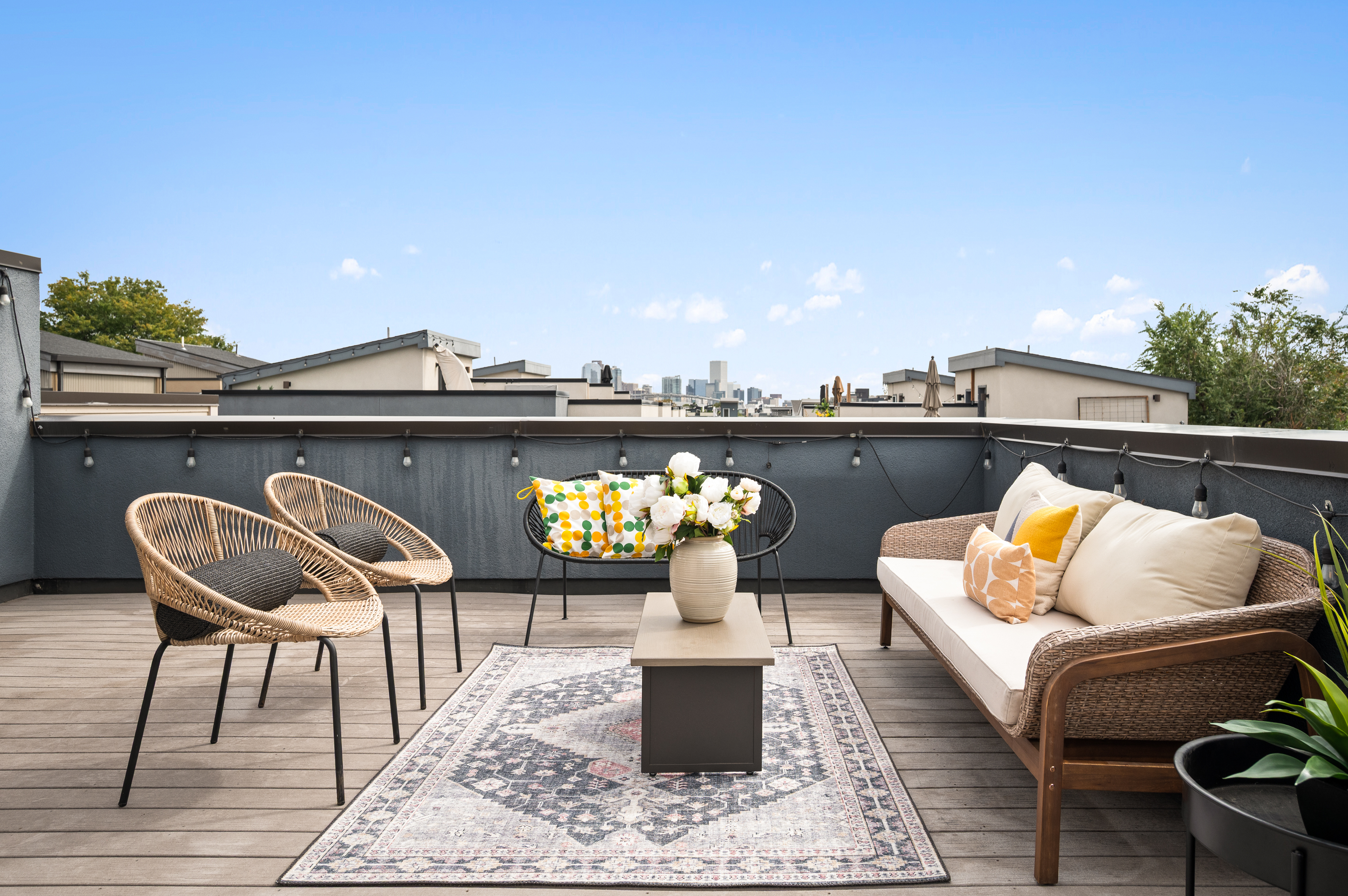  Beautifully Maintained Corner-Unit Townhome with Rooftop Views - 物件實景