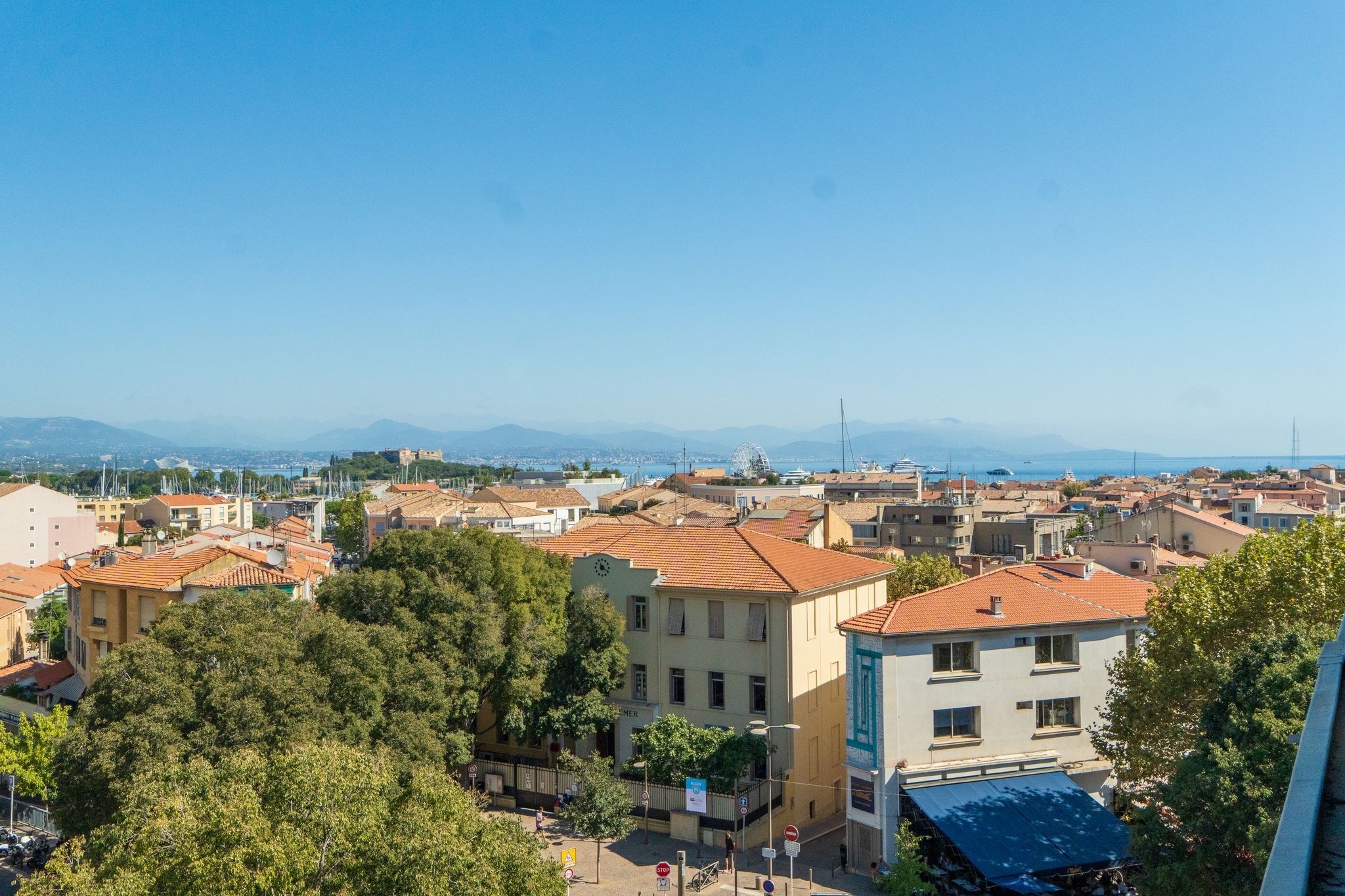  Antibes Old Town, renovated 83 sqm two bedroom top floor apartment - 物件實景