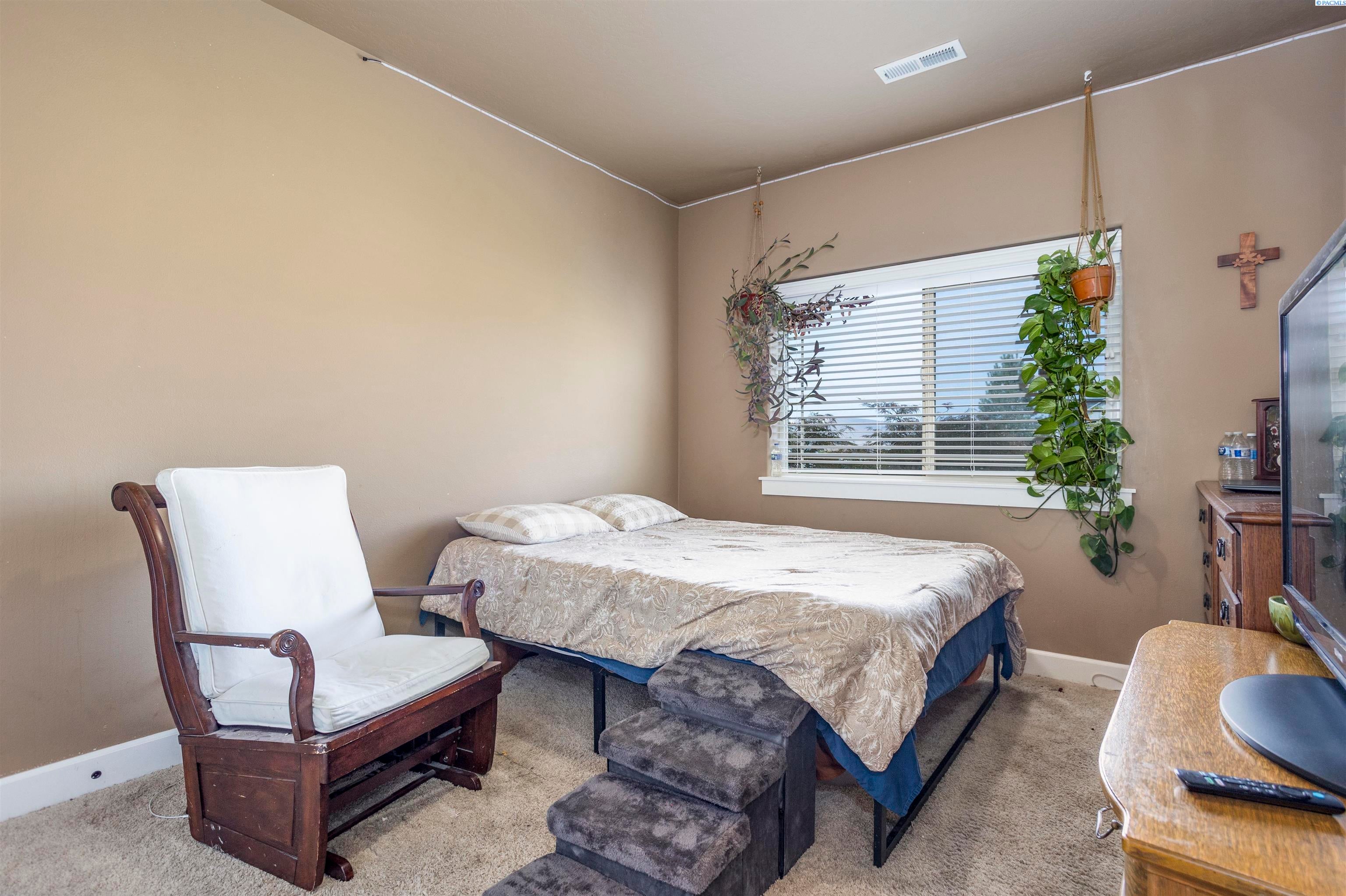 West Richland, Washington, 99353, United States, 4 Bedrooms Bedrooms, ,2 BathroomsBathrooms,Residential,For Sale,1944787