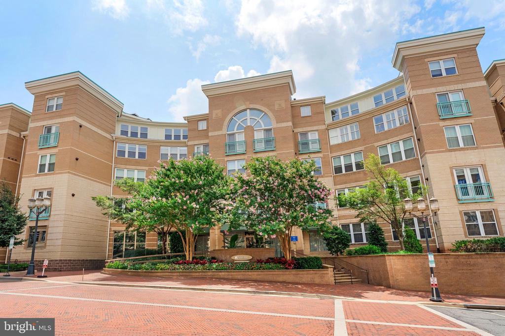 Reston, Virginia, 20190, United States, 2 Bedrooms Bedrooms, ,2 BathroomsBathrooms,Residential,For Sale,1904238