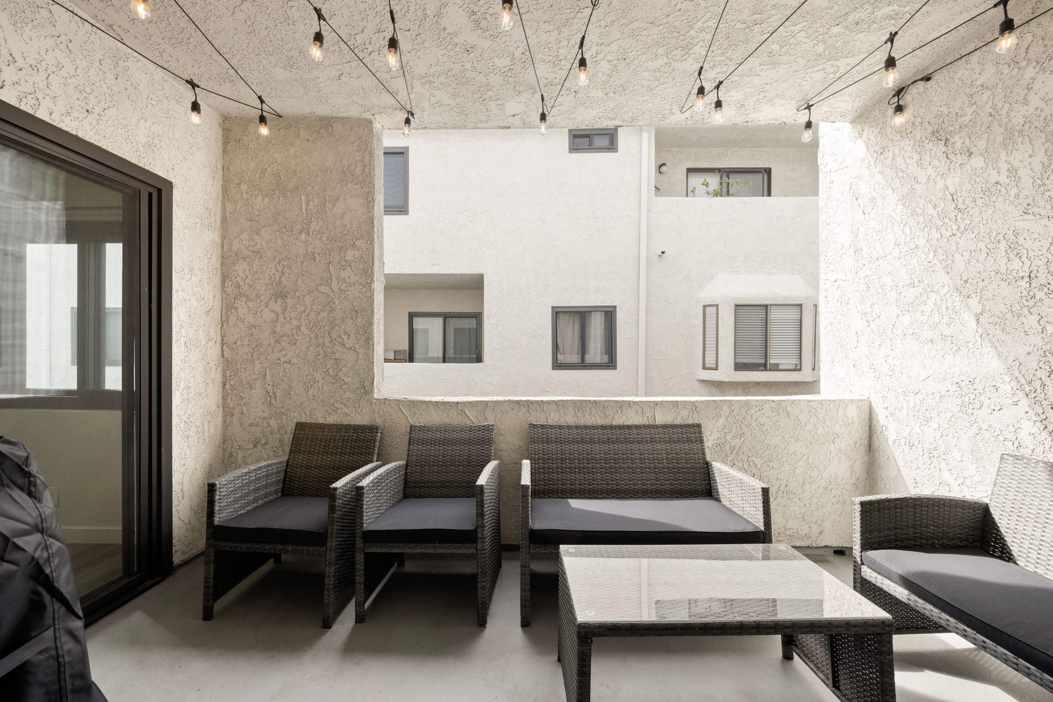  6540 Hayvenhurst Avenue #3 - 物件實景