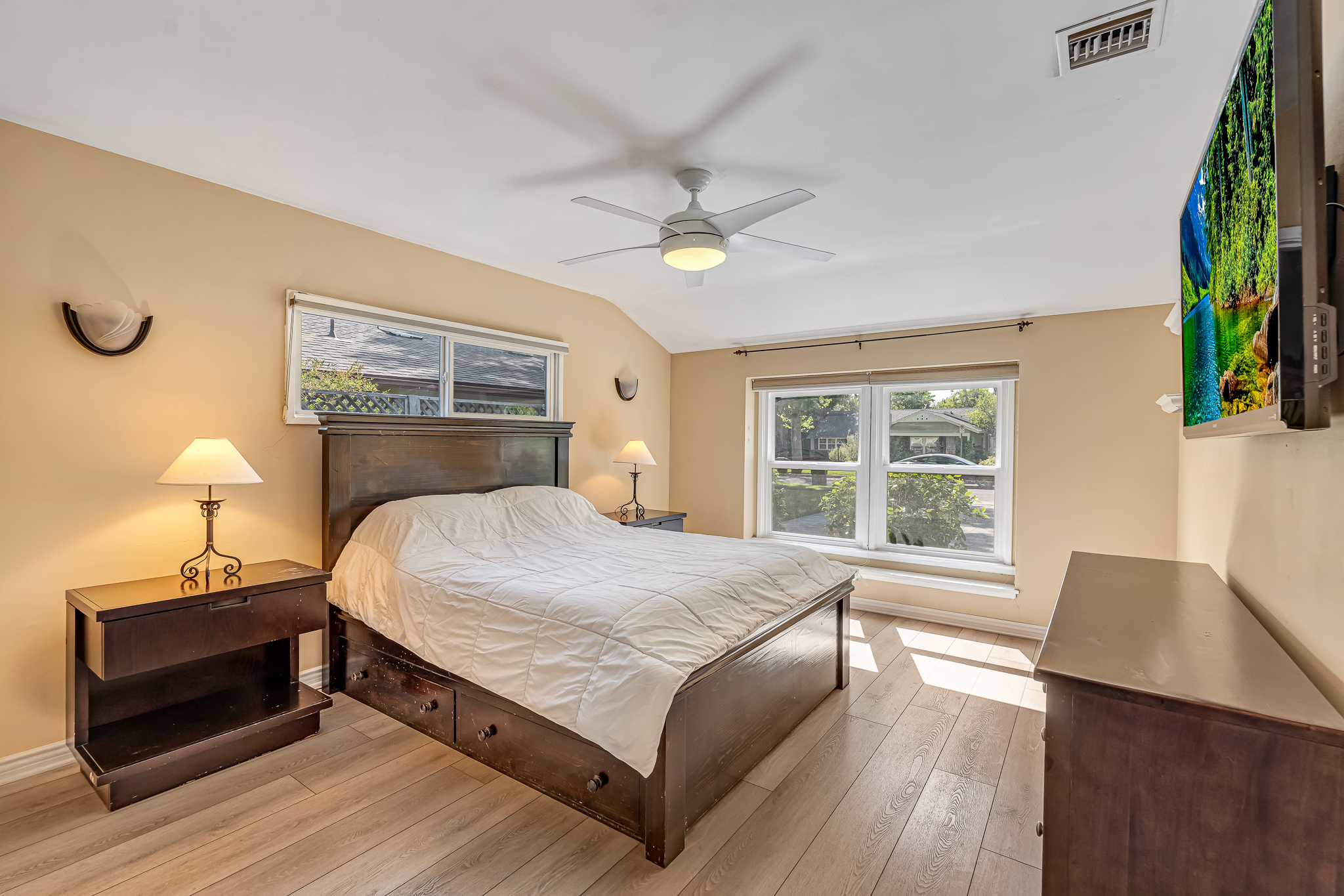  6626 Burnet Avenue - 物件實景