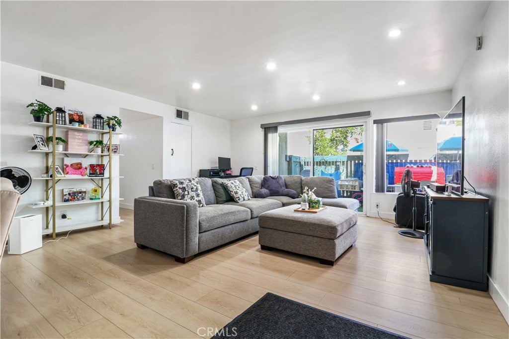 Tarzana, California, 91356, United States, 3 Bedrooms Bedrooms, ,2 BathroomsBathrooms,Residential,For Sale,1892794