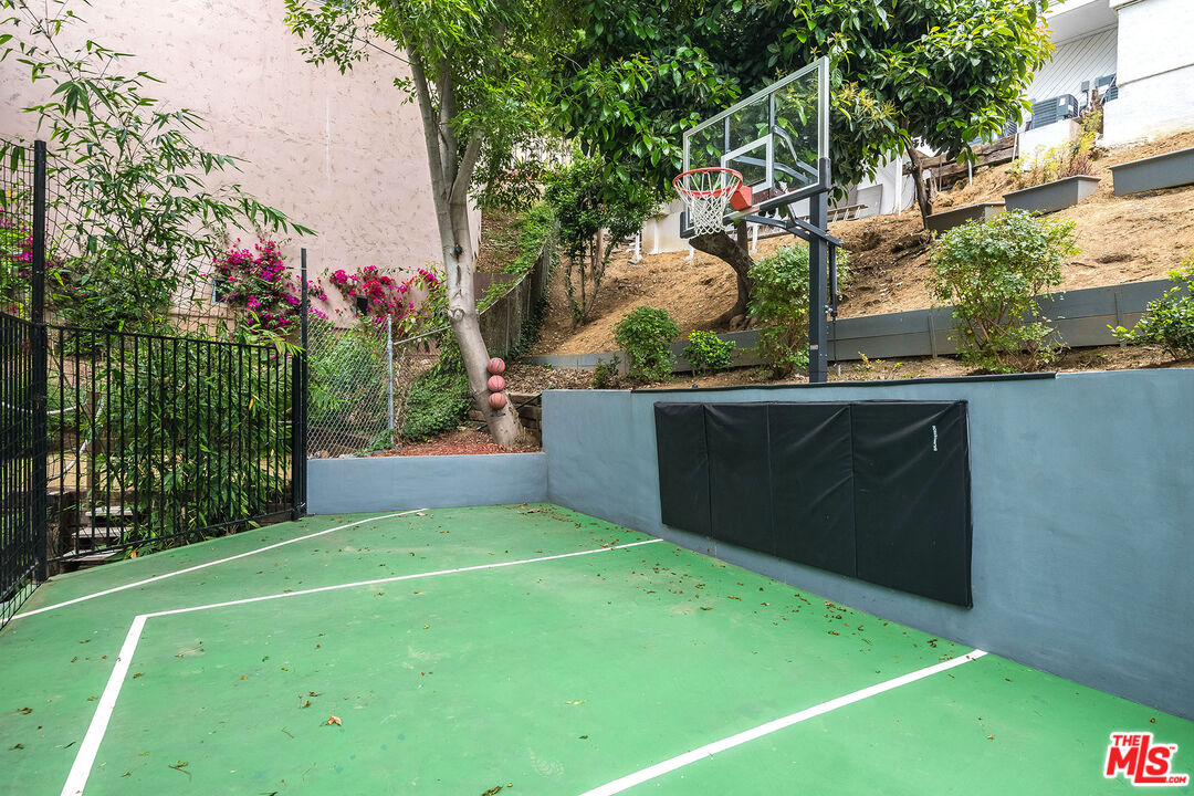 Los Angeles, California, 90068, United States, 6 Bedrooms Bedrooms, ,7 BathroomsBathrooms,Residential,For Sale,1840011