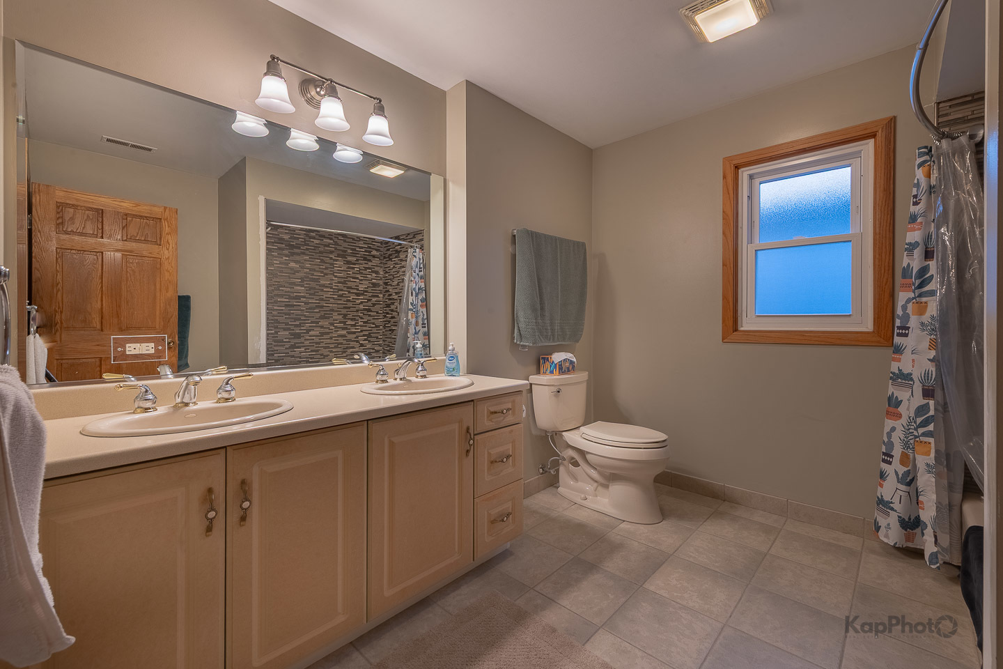 Chicago, Illinois, 60609, United States, 4 Bedrooms Bedrooms, ,3 BathroomsBathrooms,Residential,For Sale,1976093