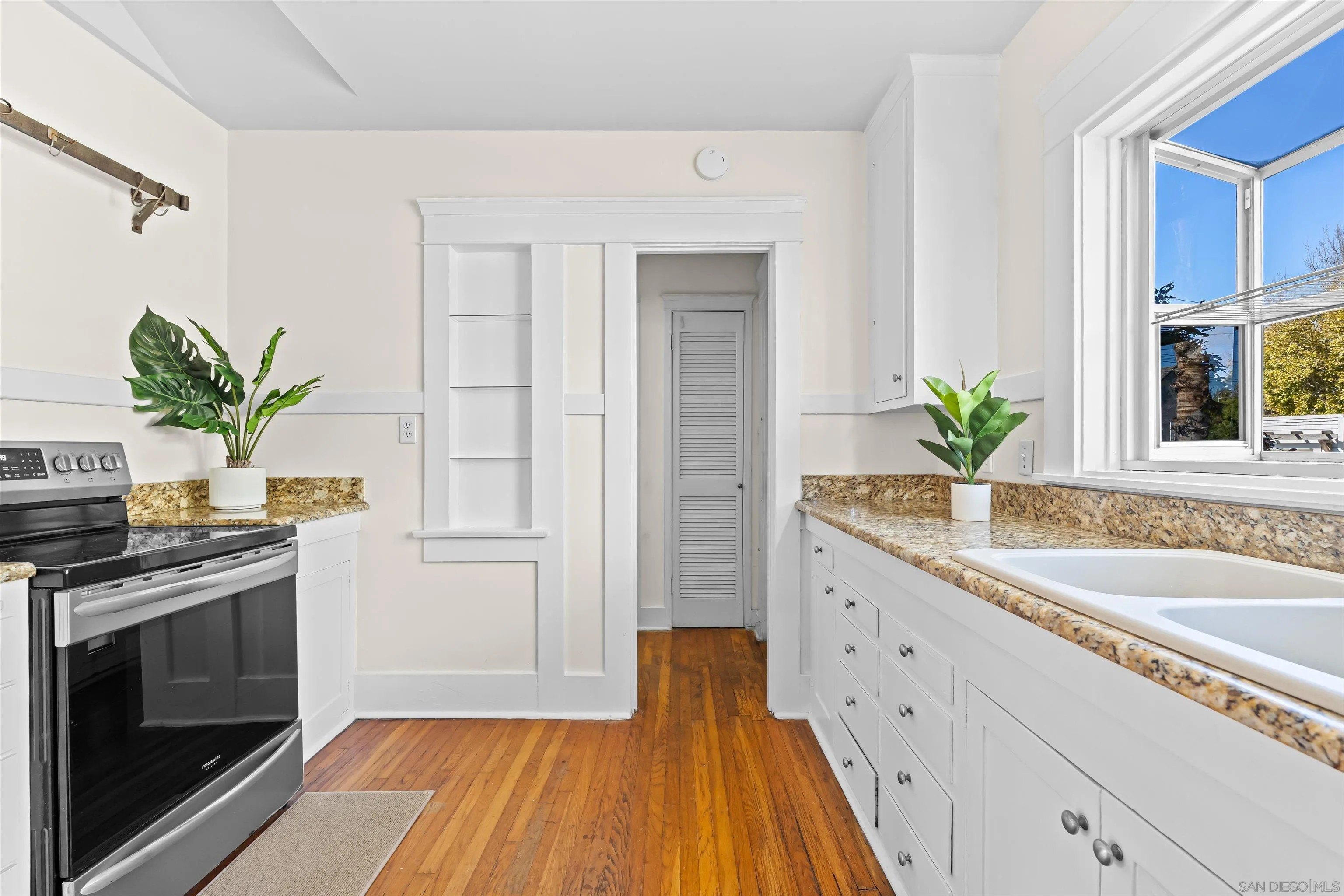 San Diego, California, 92103, United States, 2 Bedrooms Bedrooms, ,1 BathroomBathrooms,Residential,For Sale,1991109