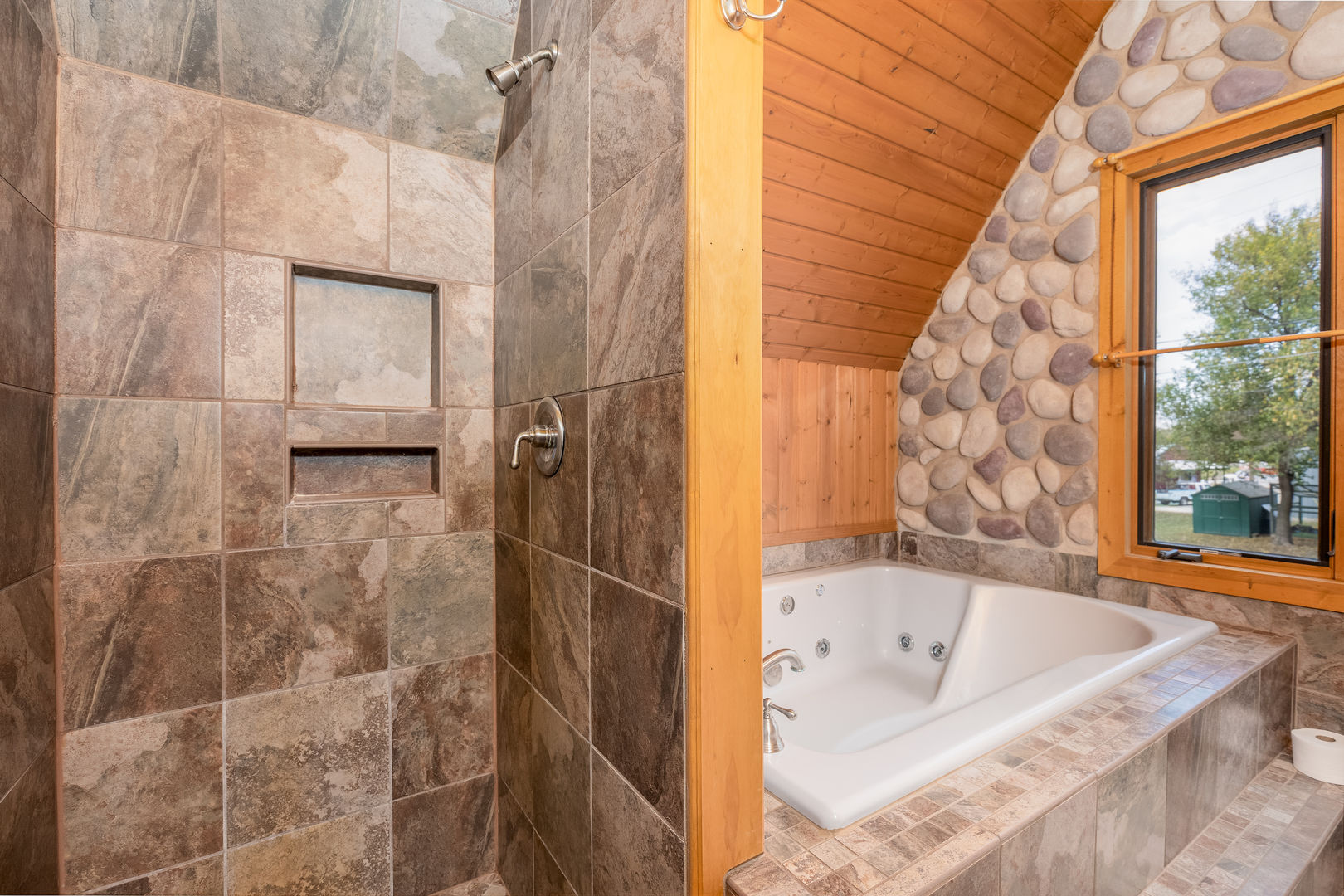 Ottawa, Illinois, 61350, United States, 3 Bedrooms Bedrooms, ,3 BathroomsBathrooms,Residential,For Sale,1957574