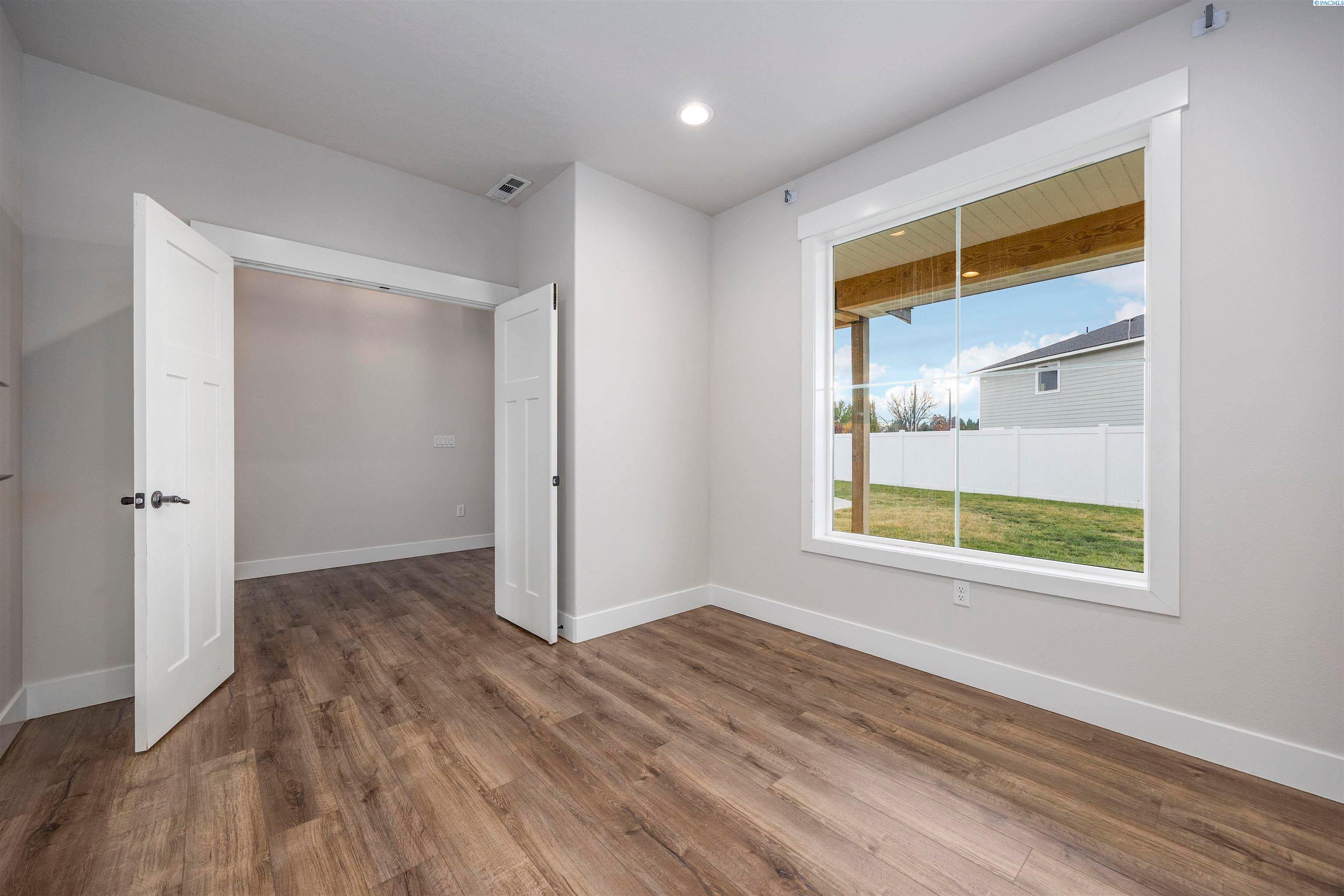 Grandview, Washington, 98930, United States, 5 Bedrooms Bedrooms, ,3 BathroomsBathrooms,Residential,For Sale,1988632