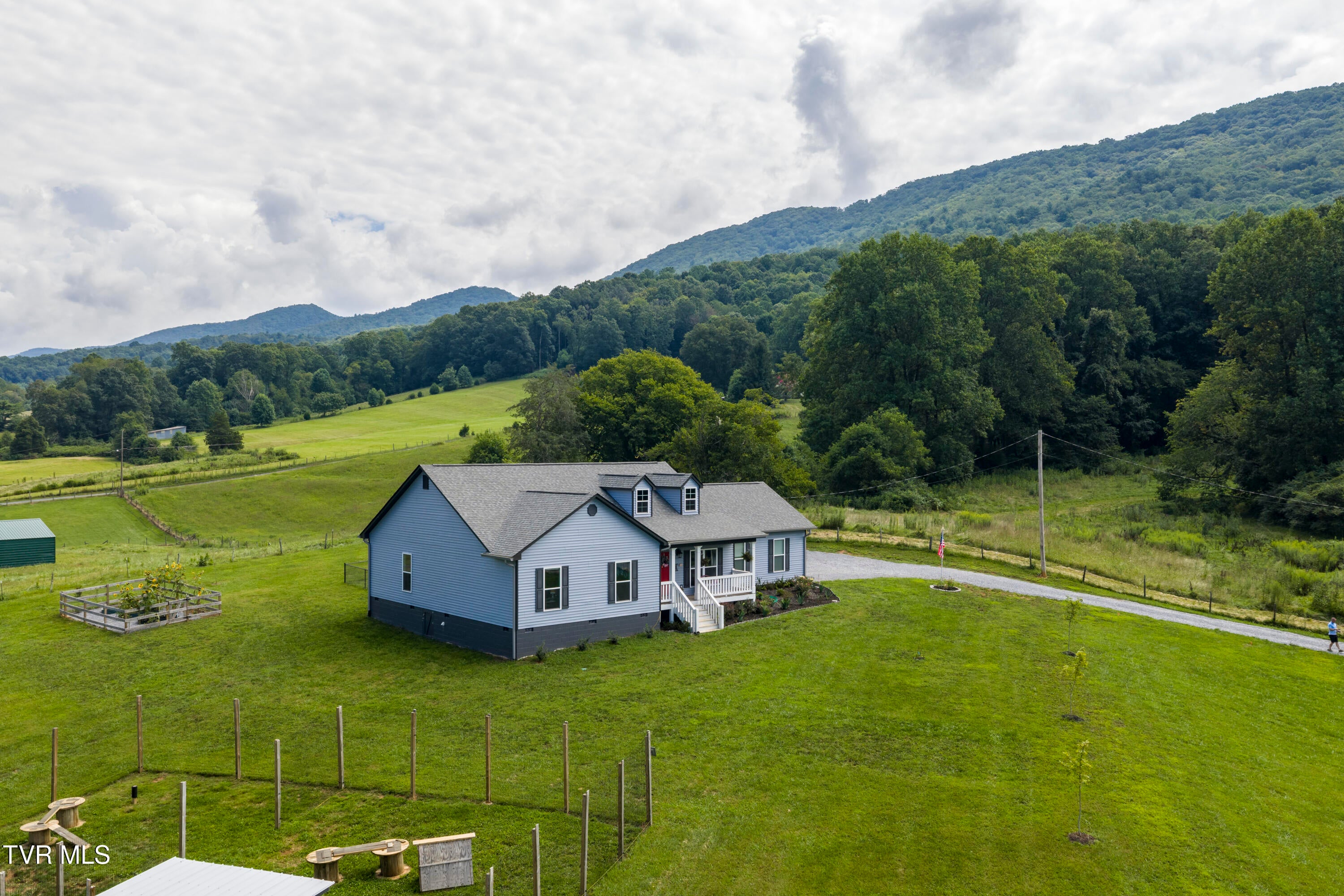 Elizabethton, Tennessee, 37643, United States, 3 Bedrooms Bedrooms, ,2 BathroomsBathrooms,Residential,For Sale,1925509