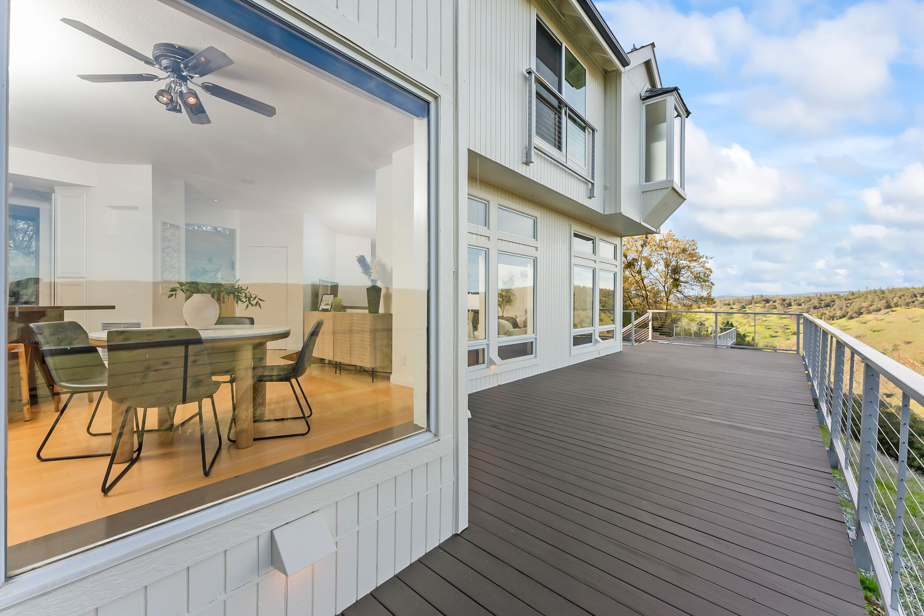  River Views • Pool • A Striking Estate That Makes a Statement - 物件實景