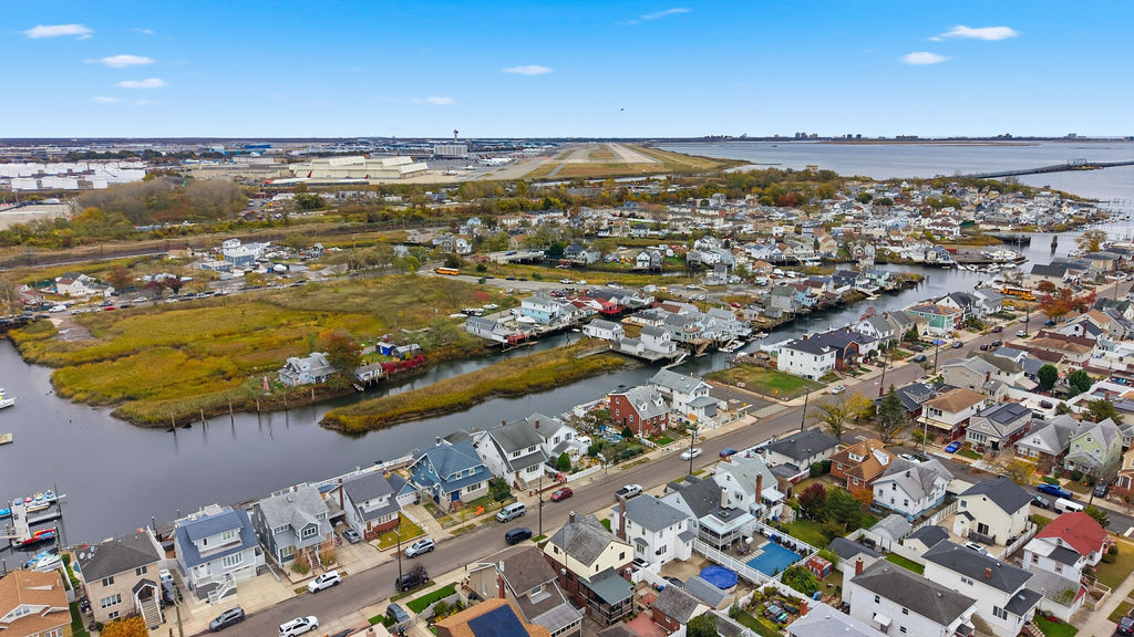 Howard Beach, New York, 11414, United States, 4 Bedrooms Bedrooms, ,1 BathroomBathrooms,Residential,For Sale,1986099