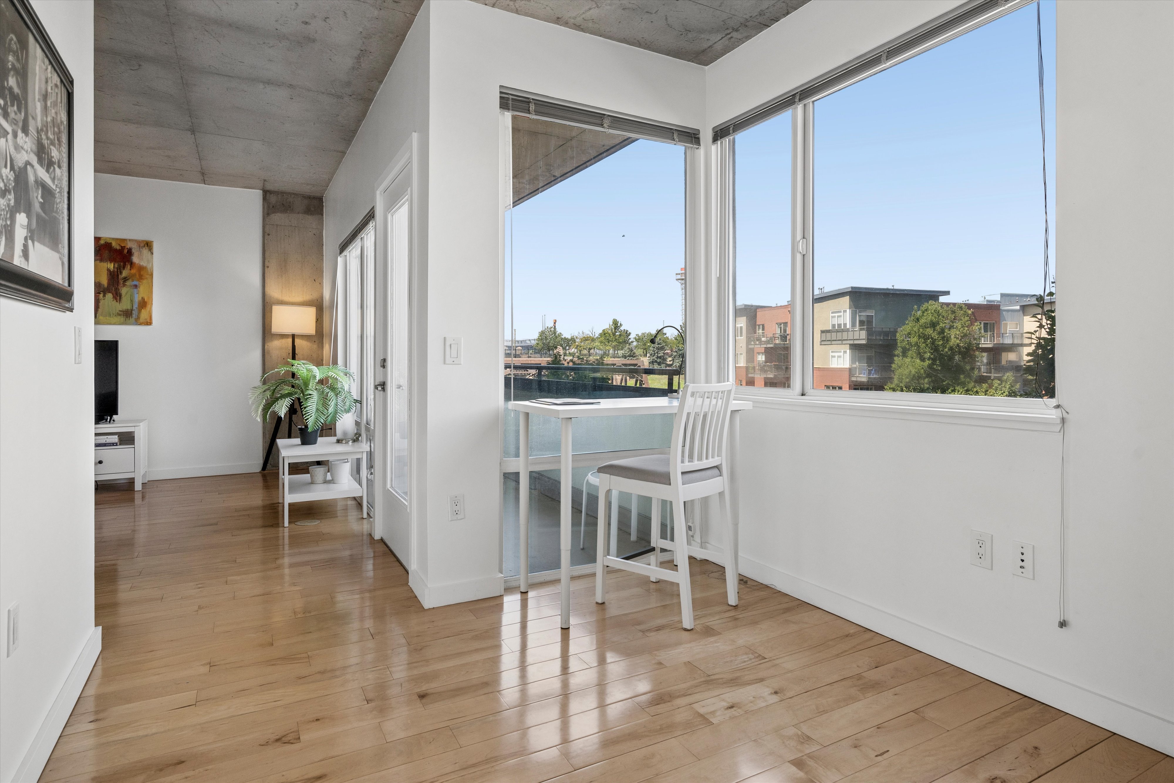  This beautifully updated residence welcomes you with stunning natural light - 物件實景