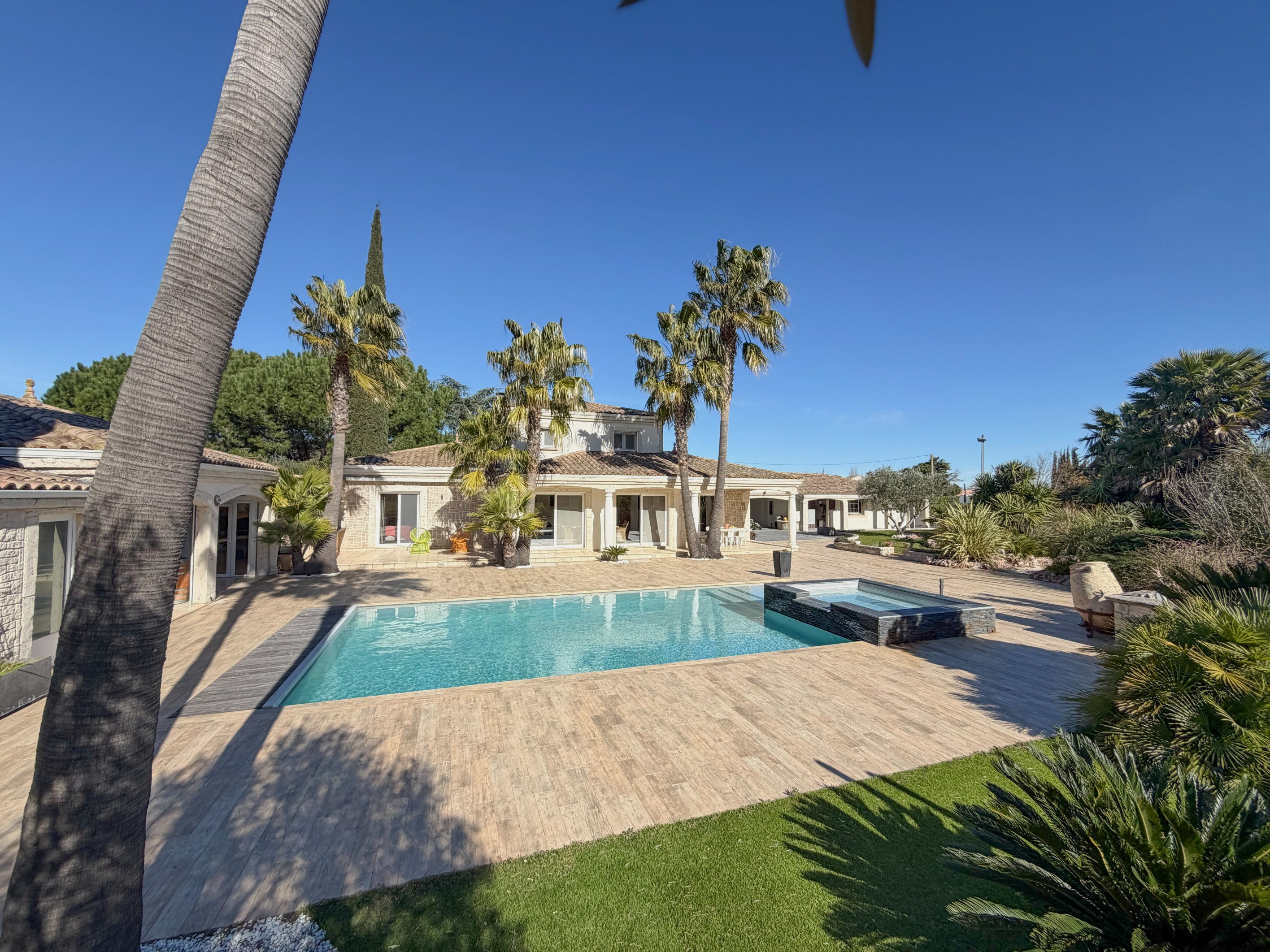 Just 10 minutes from the beaches, a spacious family villa in a lush park... - 物件實景