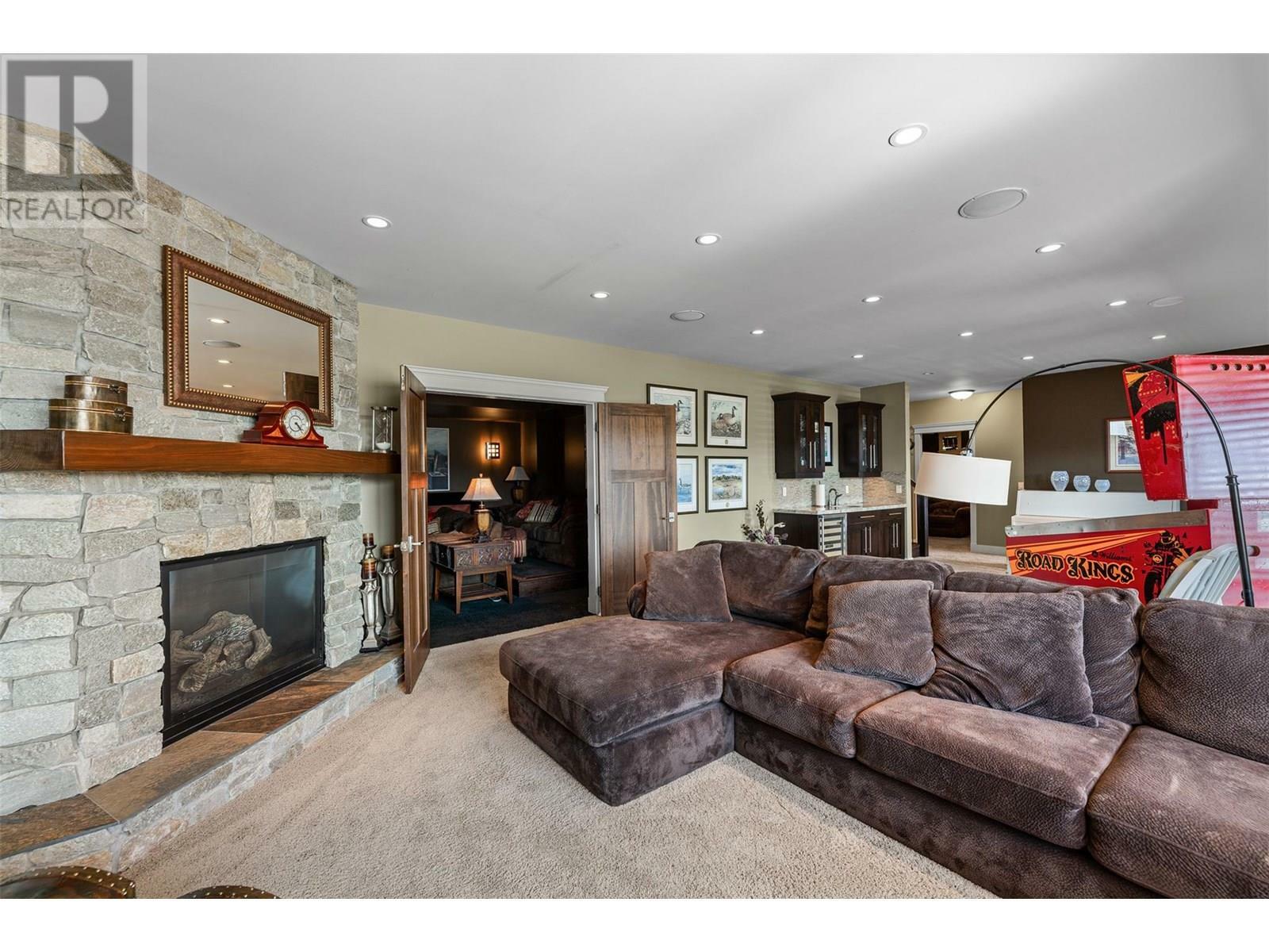 KELOWNA, British Columbia, V1V 2Z3, CA, 4 Bedrooms Bedrooms, ,2 BathroomsBathrooms,Residential,For Sale,1859444