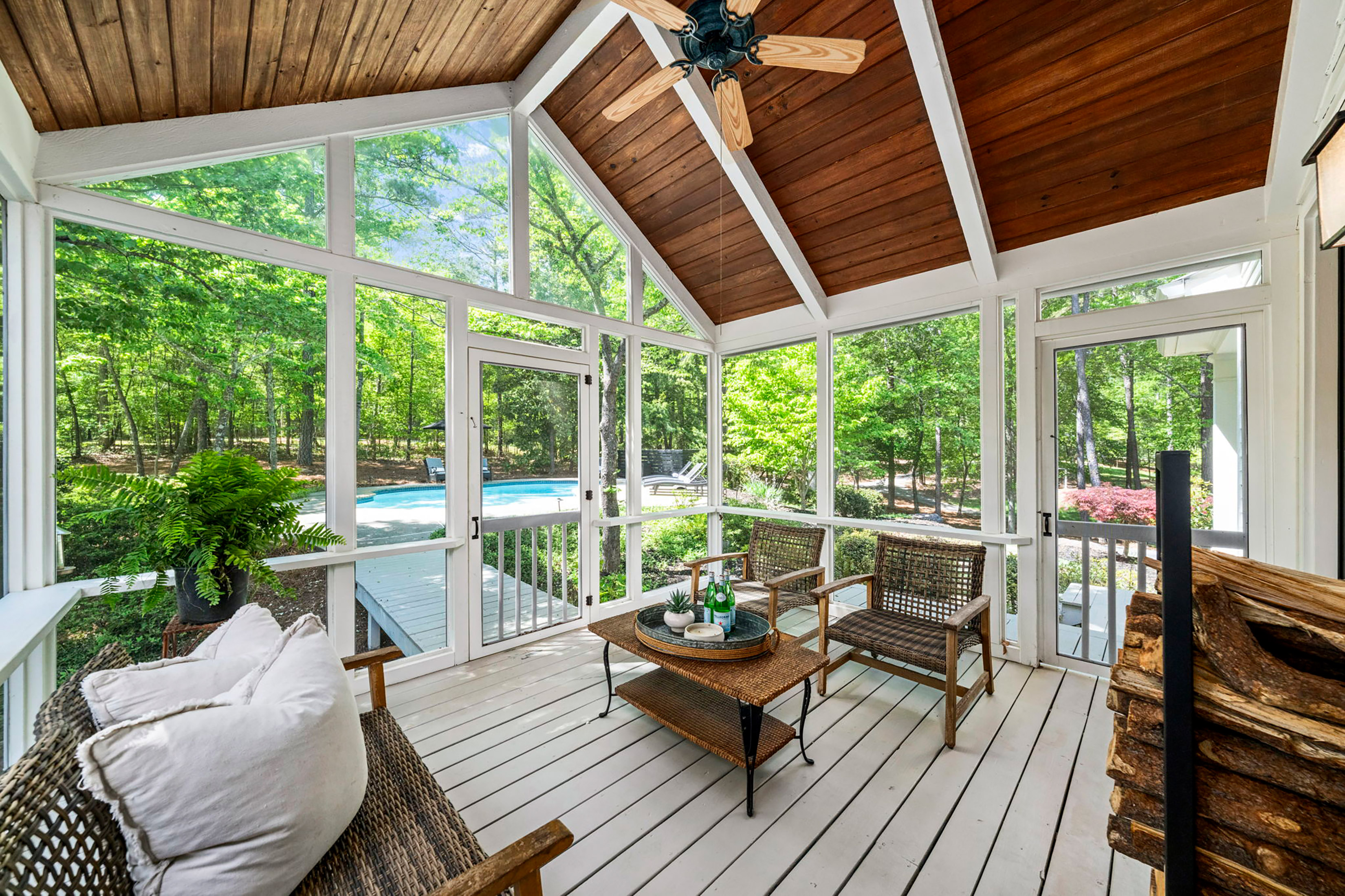  Live Timeless in Coveted Farmhouse on 4+ Private Gated Acres In Roswell - 物件實景