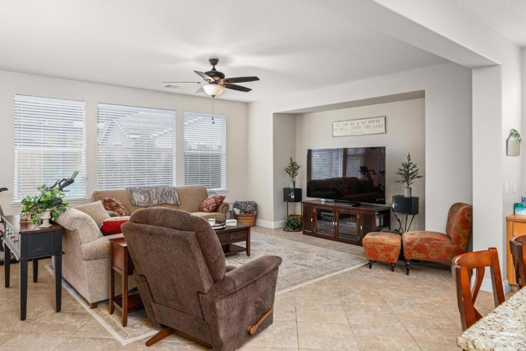 Oakdale, California, 95361, United States, 4 Bedrooms Bedrooms, ,2 BathroomsBathrooms,Residential,For Sale,1981612