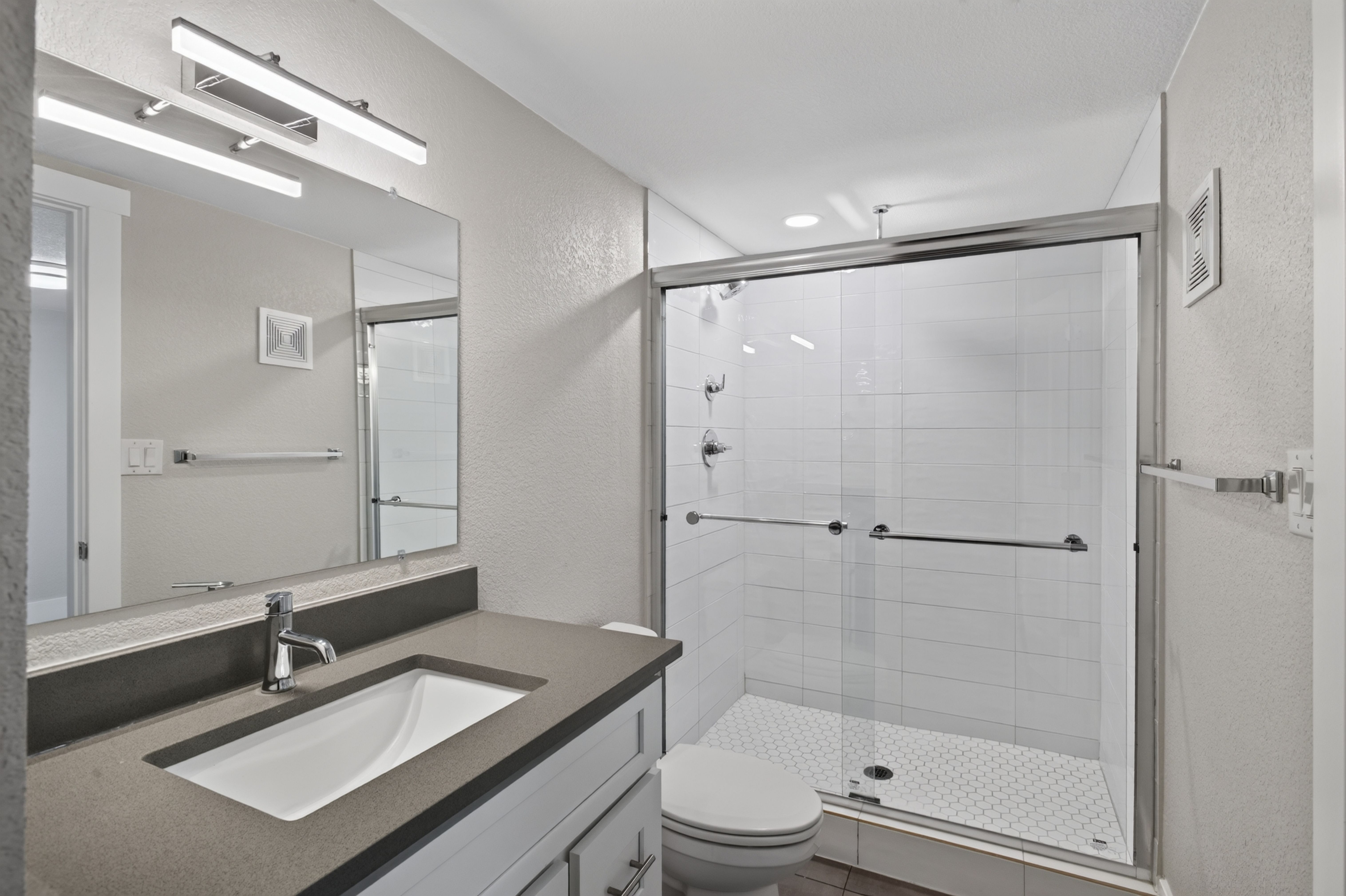  Updated, move-in ready home offers a bright, inviting floor plan - 物件實景