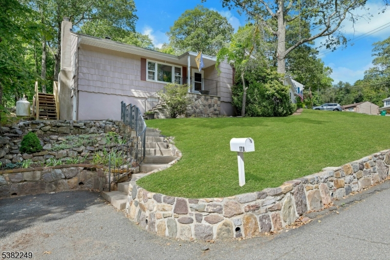 Rockaway Twp., New Jersey, 07866, United States, 3 Bedrooms Bedrooms, ,1 BathroomBathrooms,Residential,For Sale,1940622