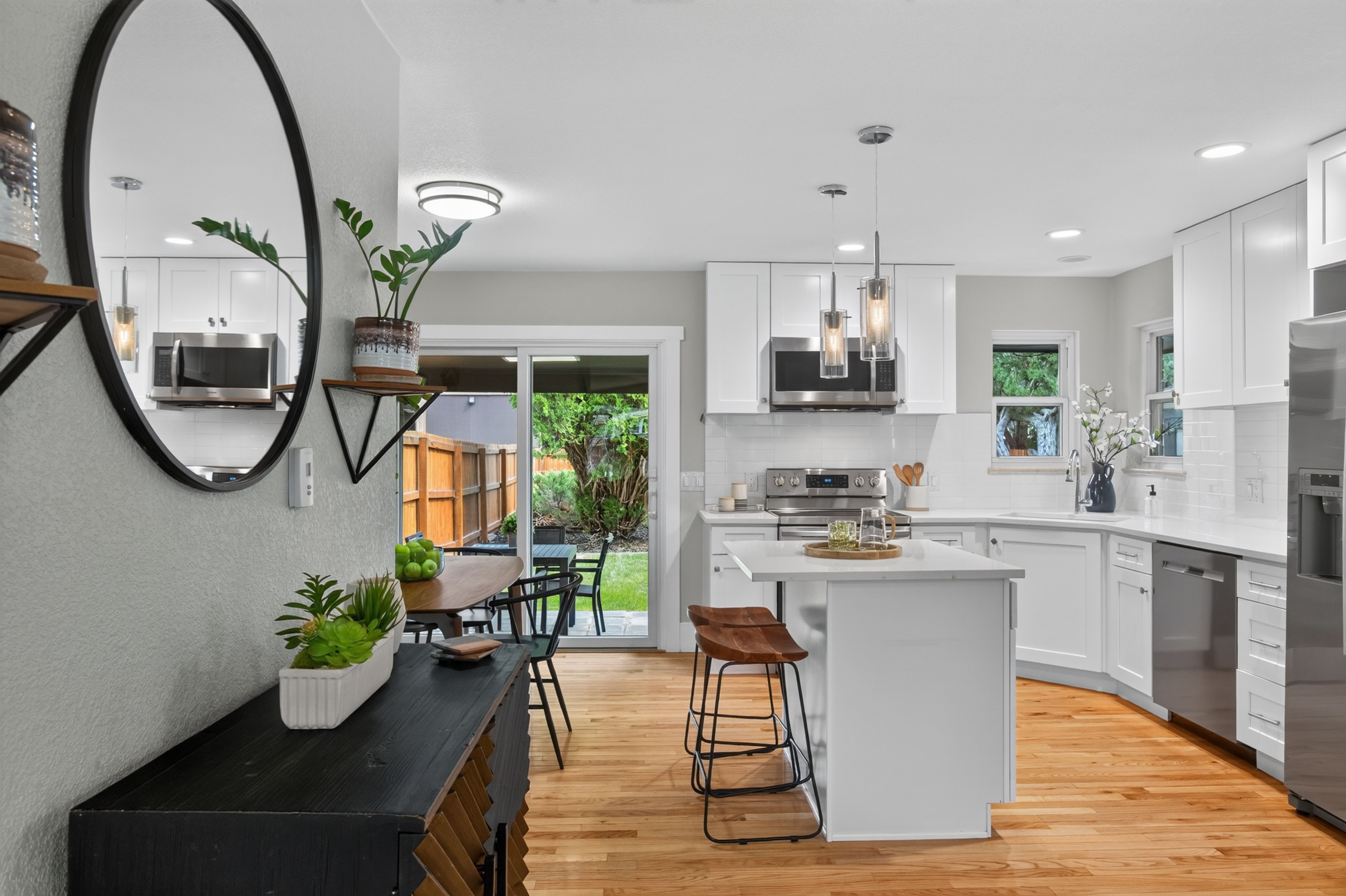  Updated, move-in ready home offers a bright, inviting floor plan - 物件實景