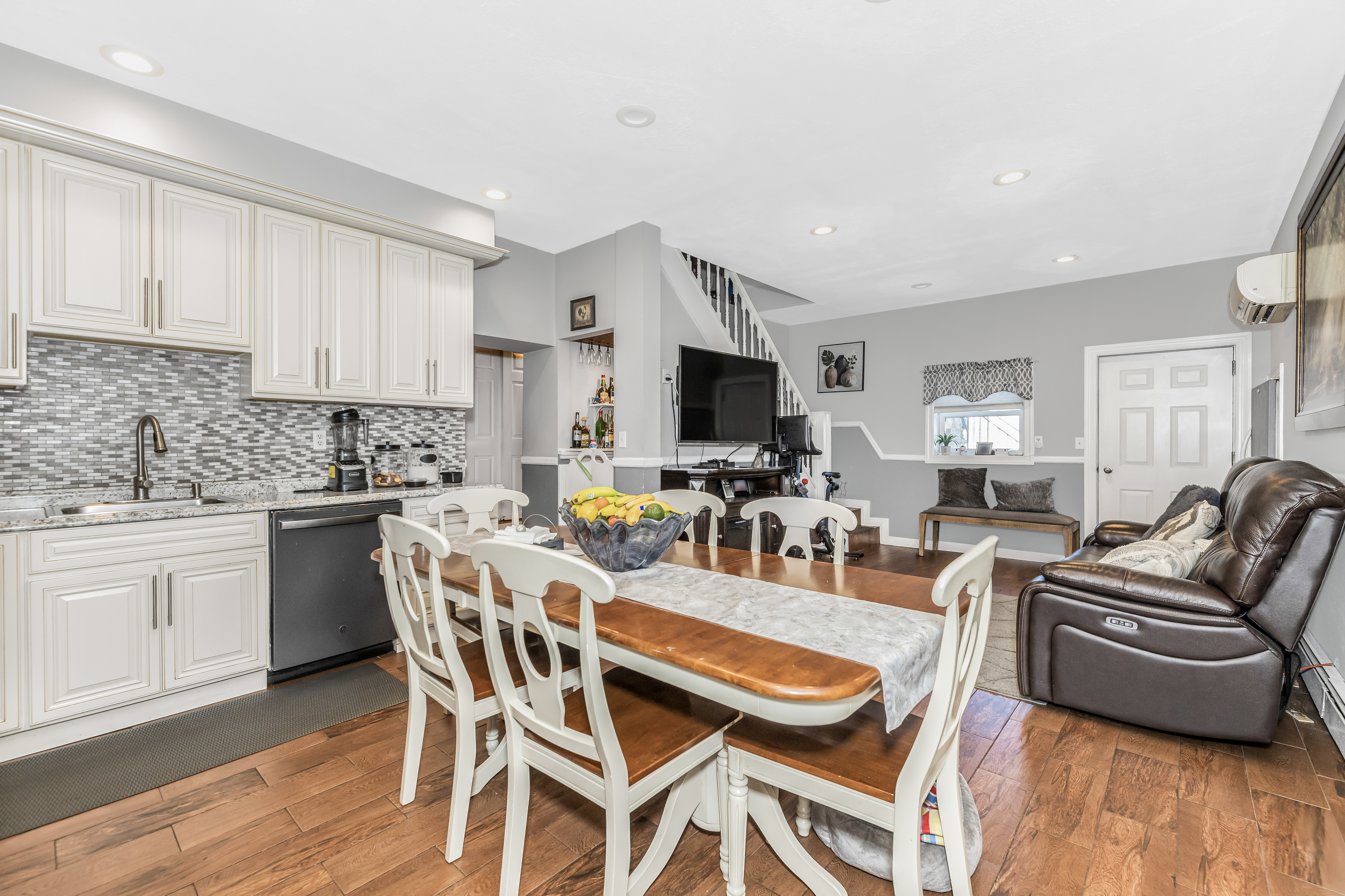 Yonkers, New York, 10703, United States, 4 Bedrooms Bedrooms, ,2 BathroomsBathrooms,Residential,For Sale,1825129