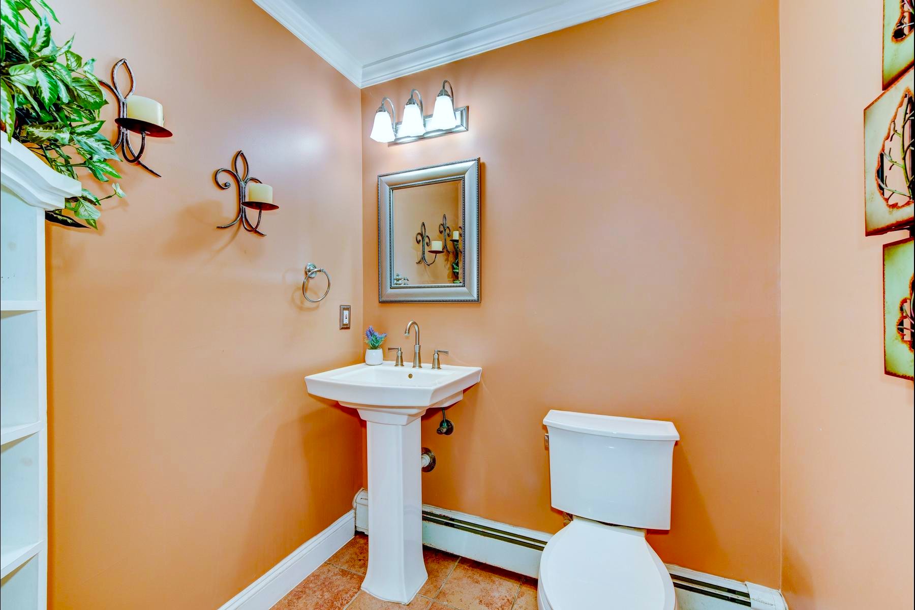 ?Glenwood? Neighborhood Colonial Offers Privacy and Flexibility - 物件實景