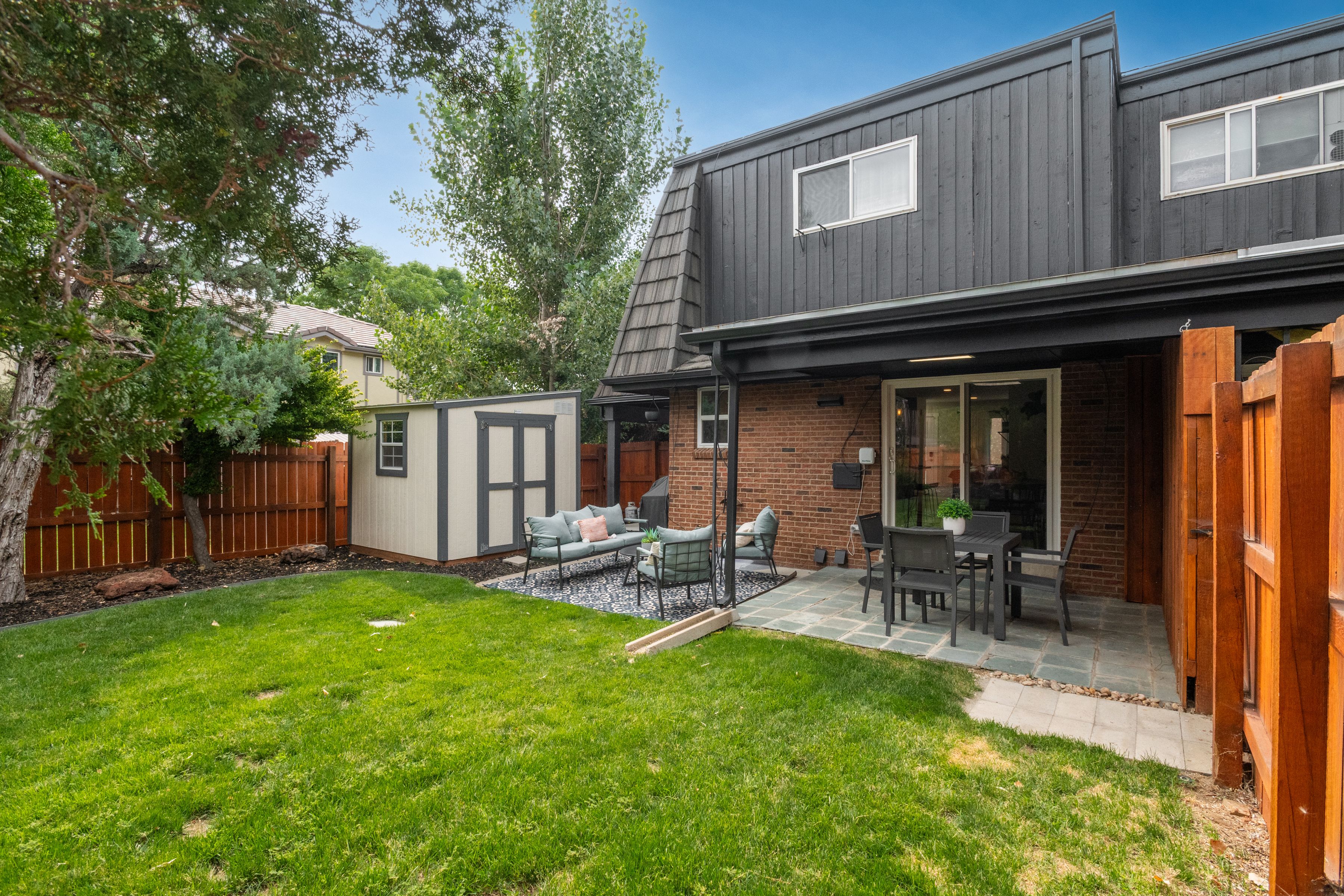  Updated, move-in ready home offers a bright, inviting floor plan - 物件實景