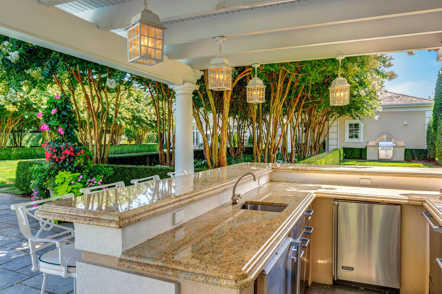  2-Acre SHV Compound, Fully Furnished, w/ Guest & Pool House - 物件實景