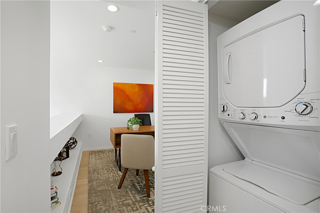 Los Angeles, California, 90019, United States, 2 Bedrooms Bedrooms, ,3 BathroomsBathrooms,Residential,For Sale,1990978