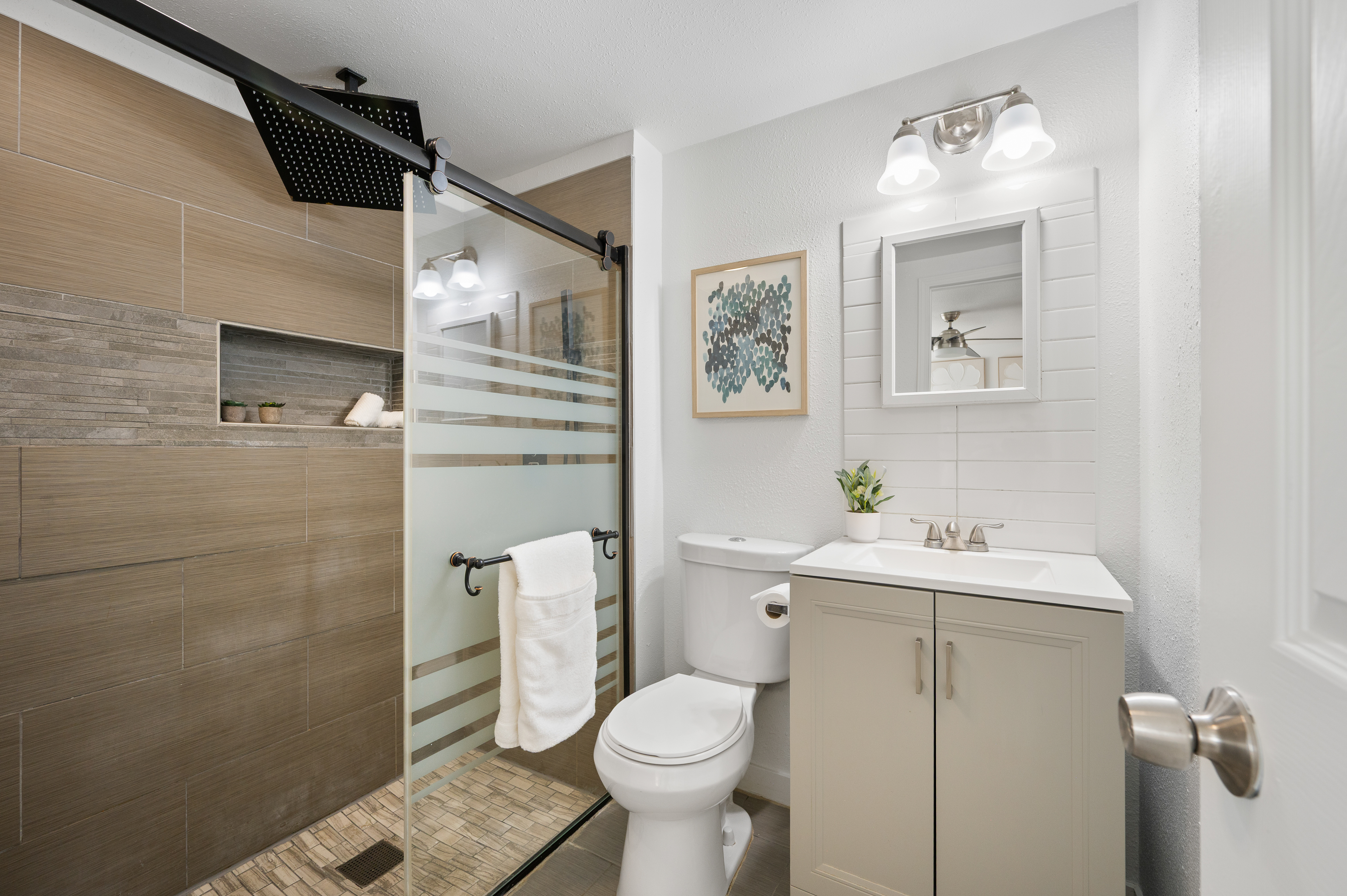  Beautifully Updated Tri-Level Home in Montbello - 物件實景