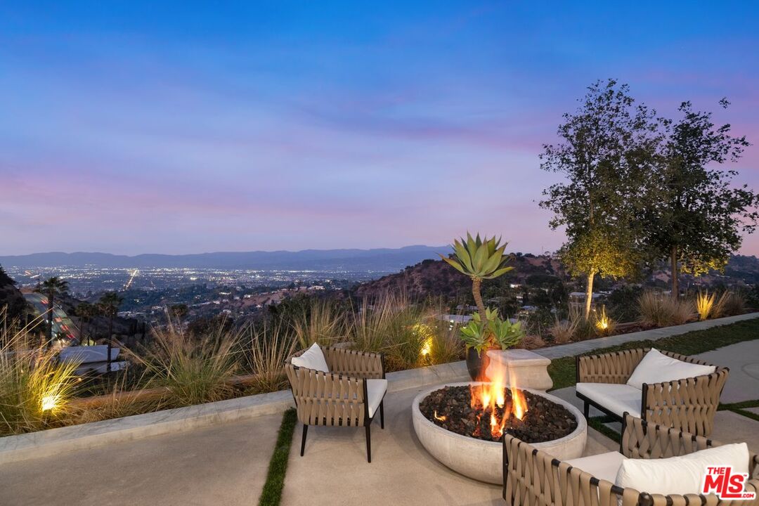 Los Angeles, California, 90046, United States, 5 Bedrooms Bedrooms, ,6 BathroomsBathrooms,Residential,For Sale,1897072