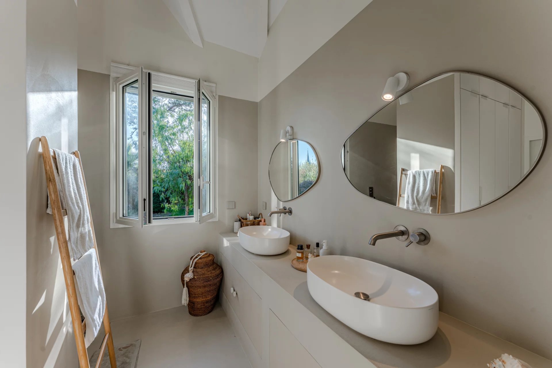 Arcachon, New Aquitaine, 33120, FR, 5 Bedrooms Bedrooms, ,Residential,For Sale,1996092