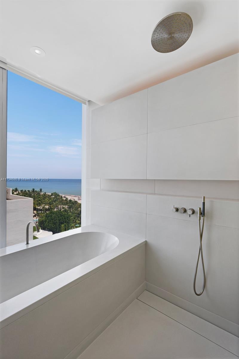 Miami Beach, Florida, 33140, United States, 3 Bedrooms Bedrooms, ,4 BathroomsBathrooms,Residential,For Sale,1696692