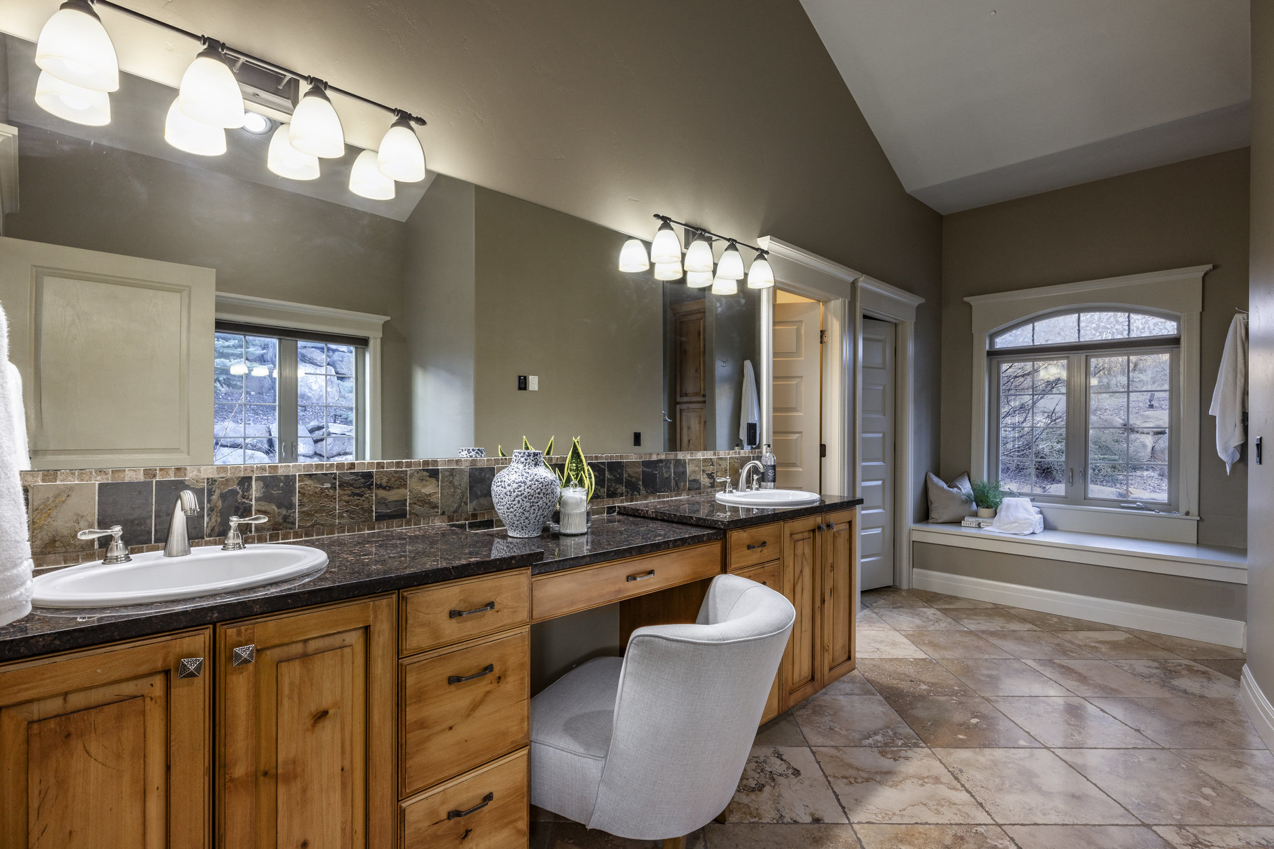  Mountain Views, Trail Access & Luxury East Bench Living - 物件實景