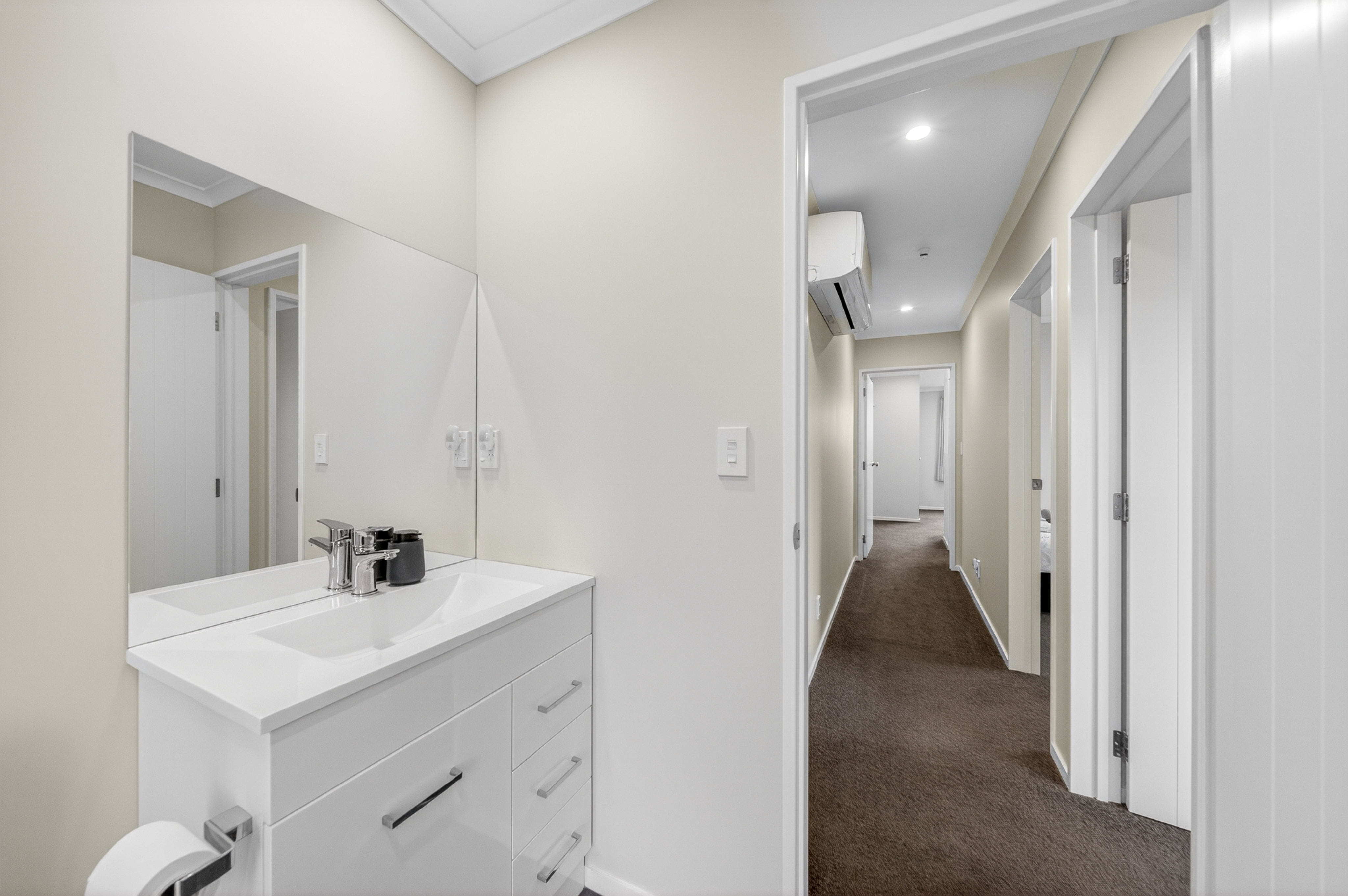  Bright, Modern Living with Private Appeal - 物件實景