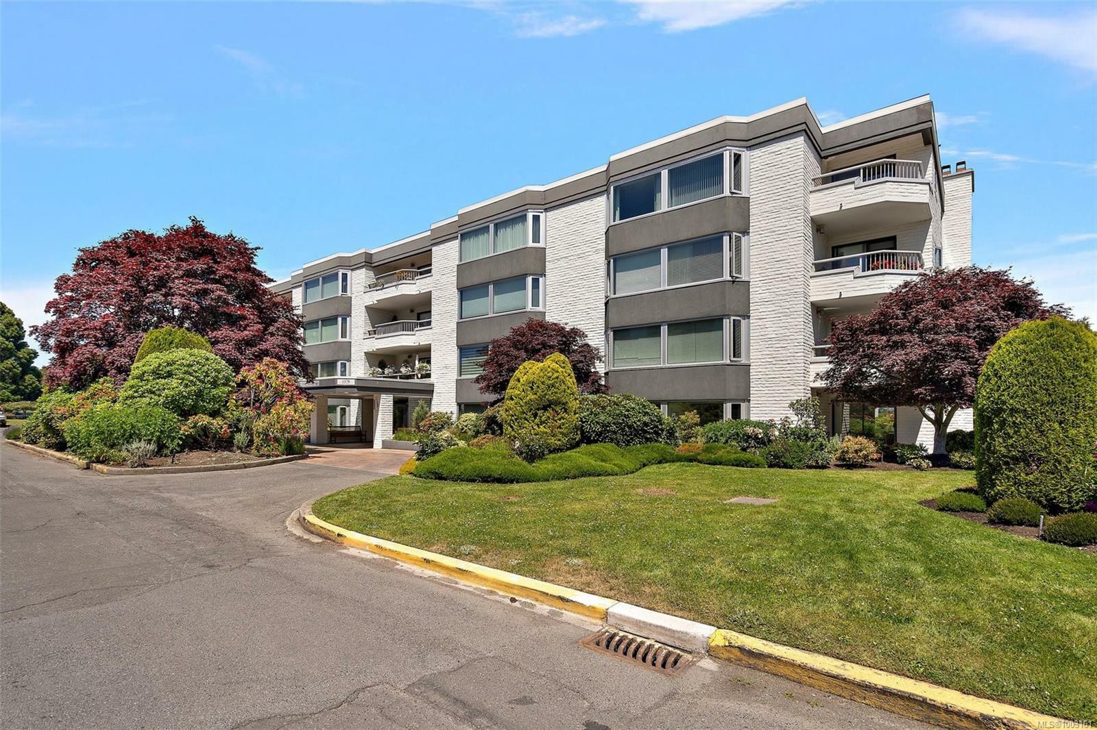OAK BAY, British Columbia, V8S 2N6, CA, 2 Bedrooms Bedrooms, ,Residential,For Sale,1875191