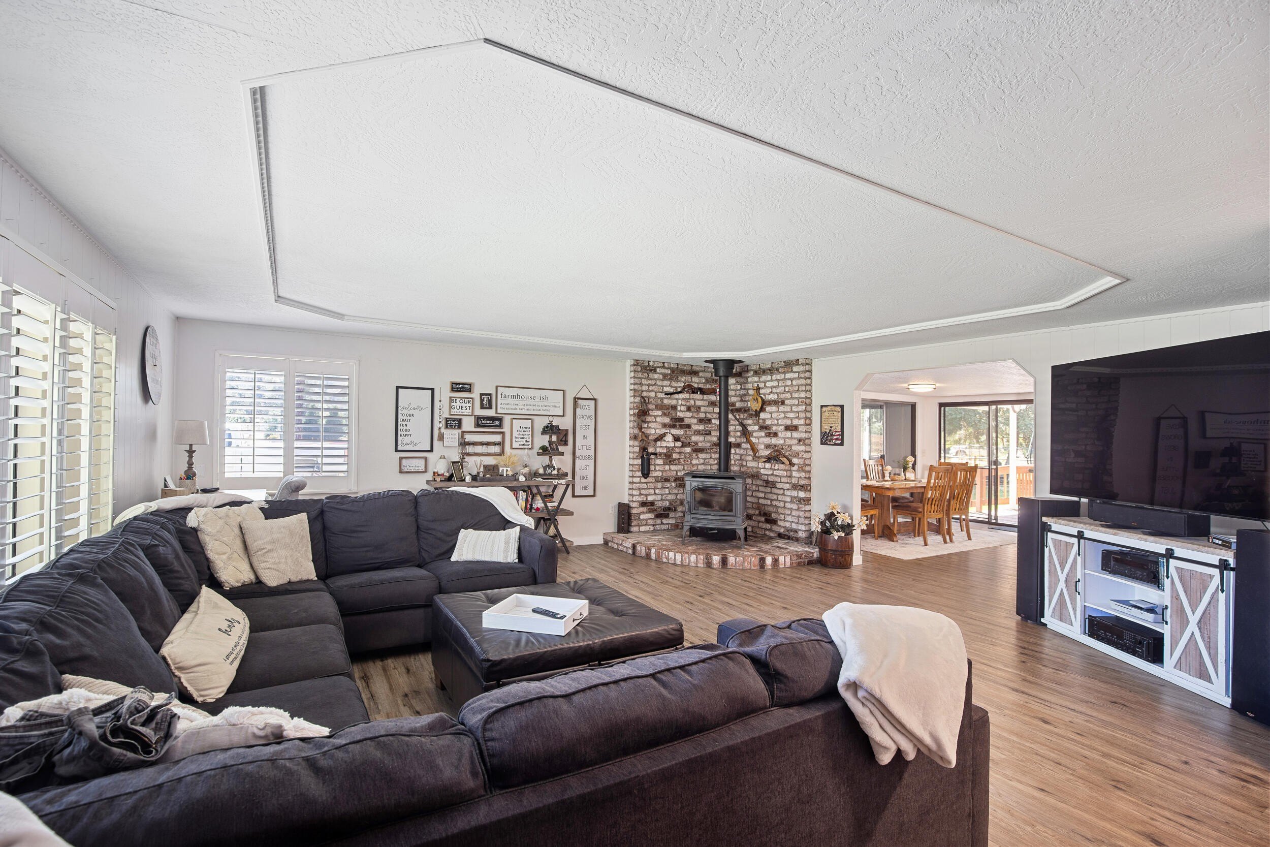 Grants Pass, Oregon, 97527, United States, 3 Bedrooms Bedrooms, ,3 BathroomsBathrooms,Residential,For Sale,1928717