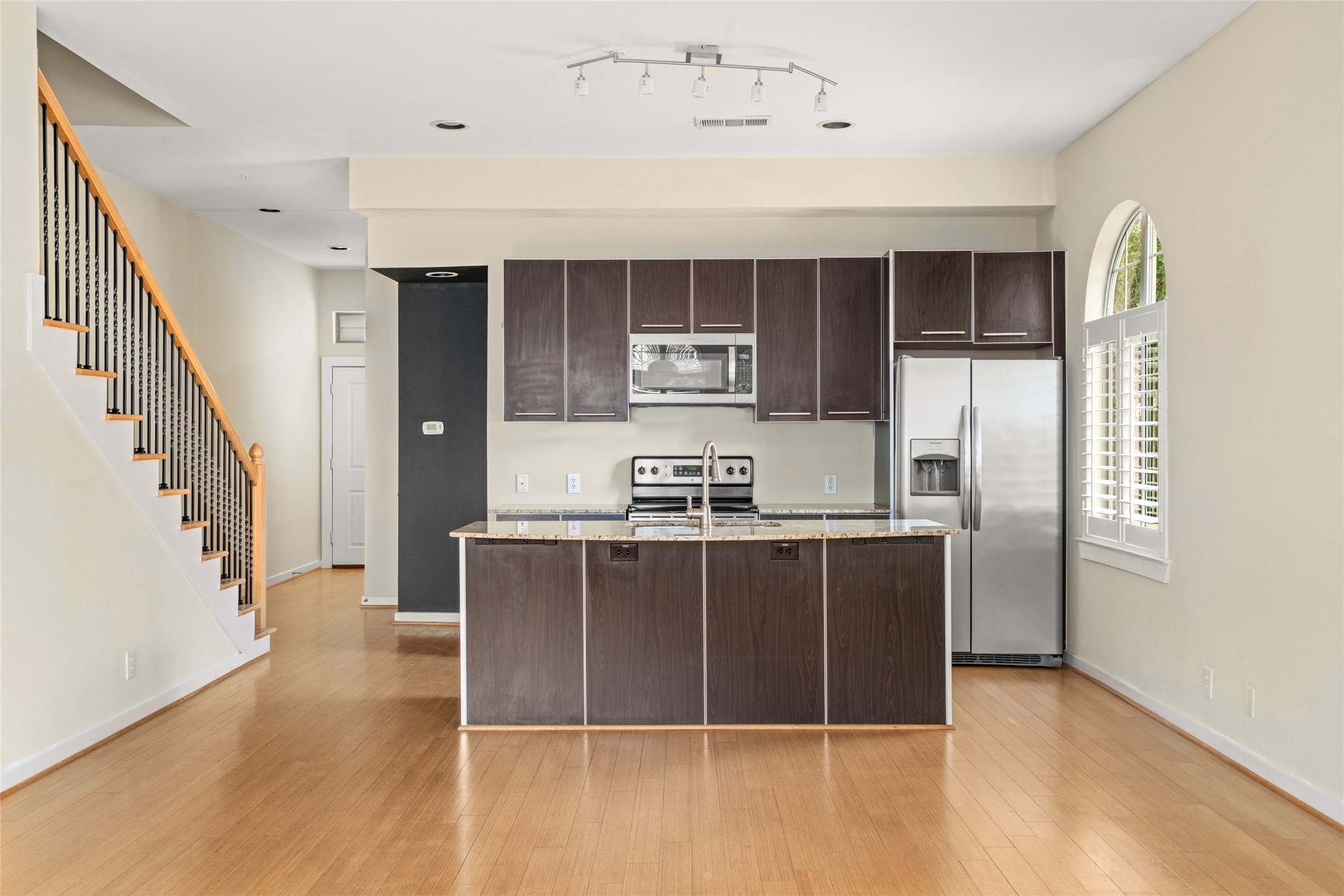  802 Jackson Hill Street #201 - 物件實景