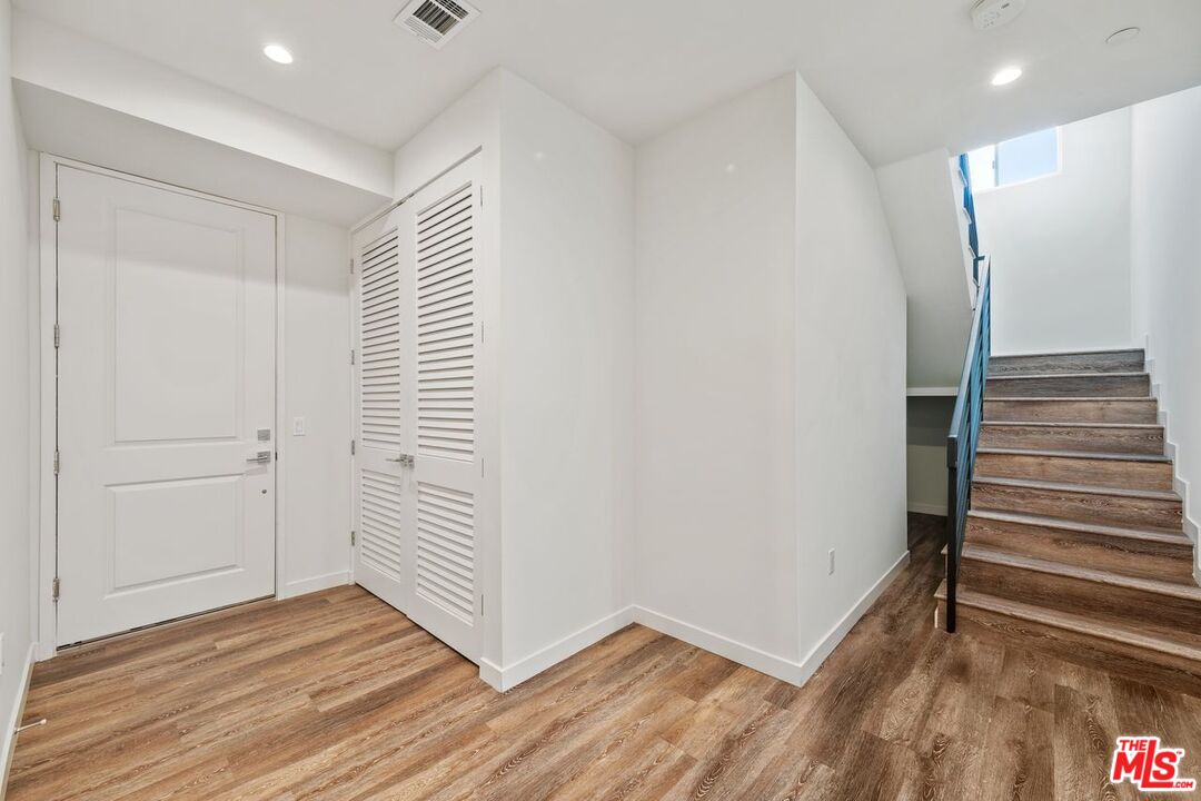 Los Angeles, California, 90025, United States, 9 Bedrooms Bedrooms, ,Residential,For Sale,1940770