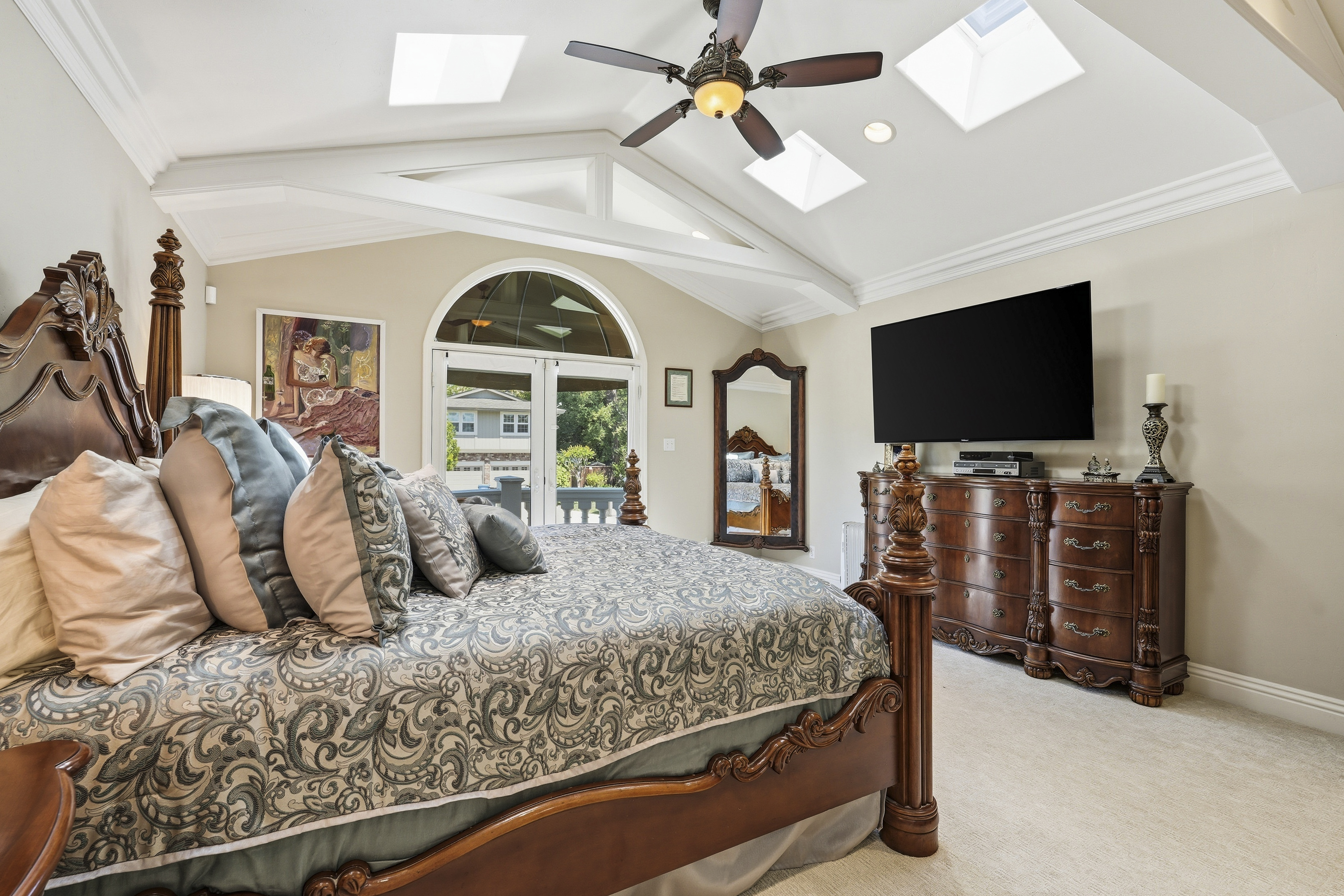  Million Dollar Views and Timeless Elegance in This Exceptional Residence - 物件實景