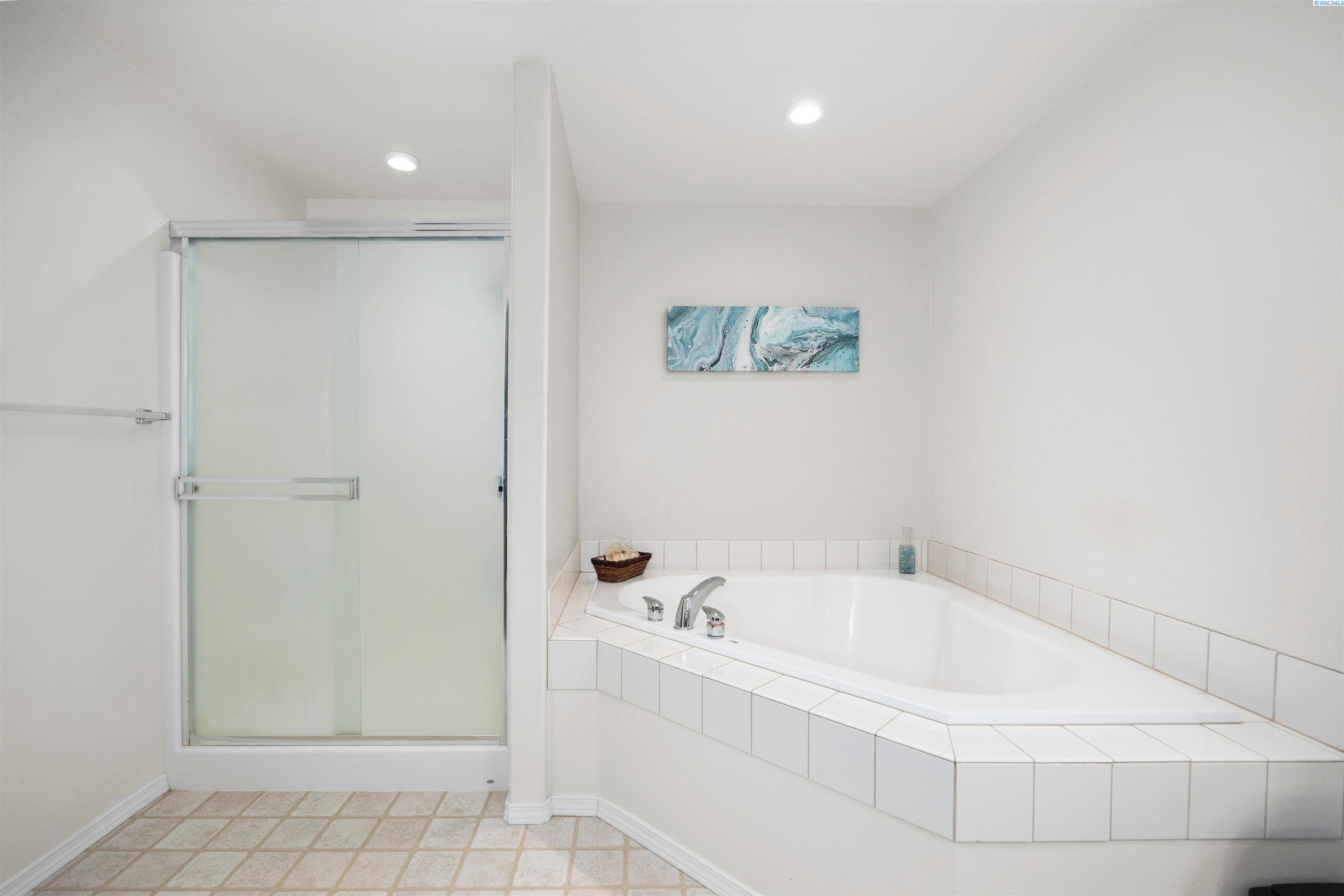 Eltopia, Washington, 99330, United States, 5 Bedrooms Bedrooms, ,4 BathroomsBathrooms,Residential,For Sale,2012124