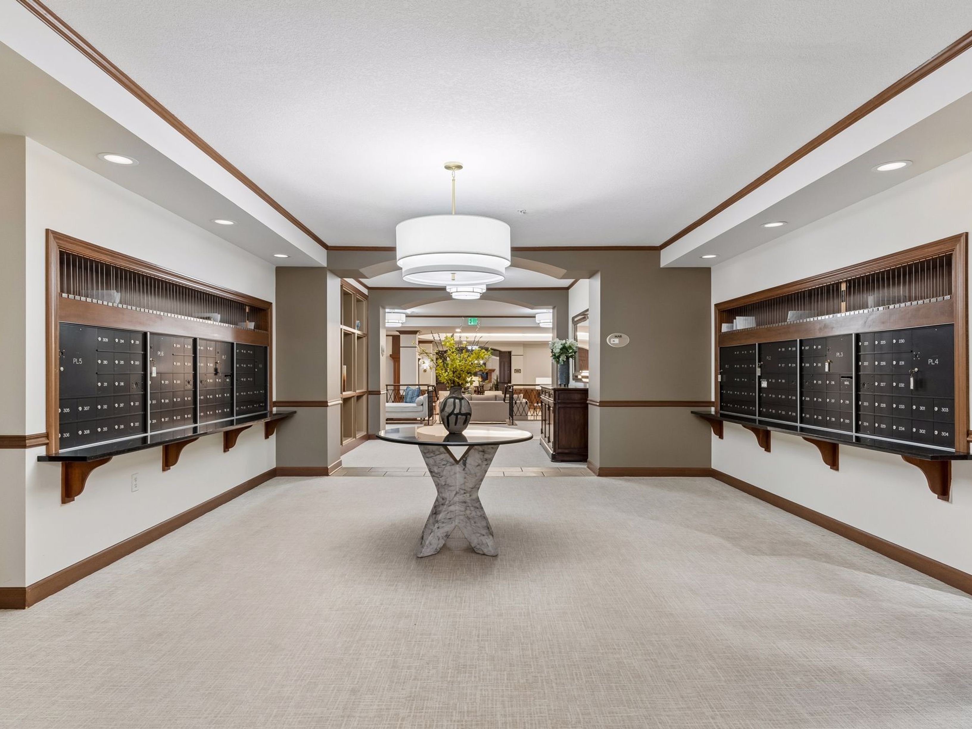  Effortless Luxury Living in Beautifully Updated Condo - 物件實景