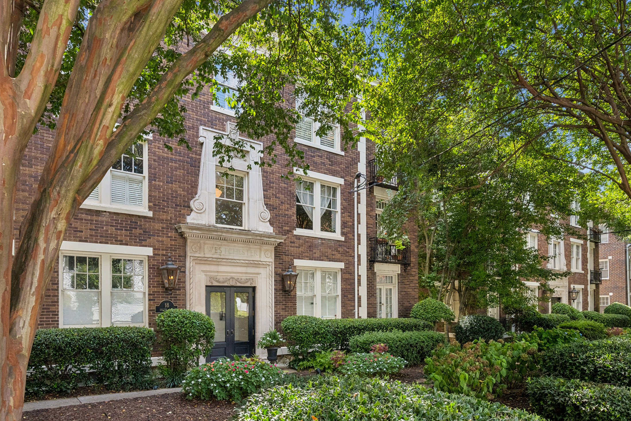  Beautiful Top Floor End Unit Condo Combines Historic Charm and Modern Finishes - 物件實景