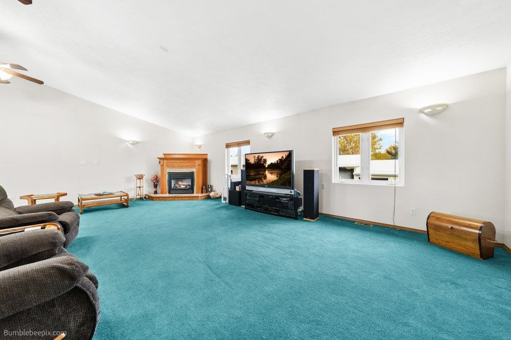 Newman Lake, Washington, 99025, United States, 4 Bedrooms Bedrooms, ,2 BathroomsBathrooms,Residential,For Sale,1987329