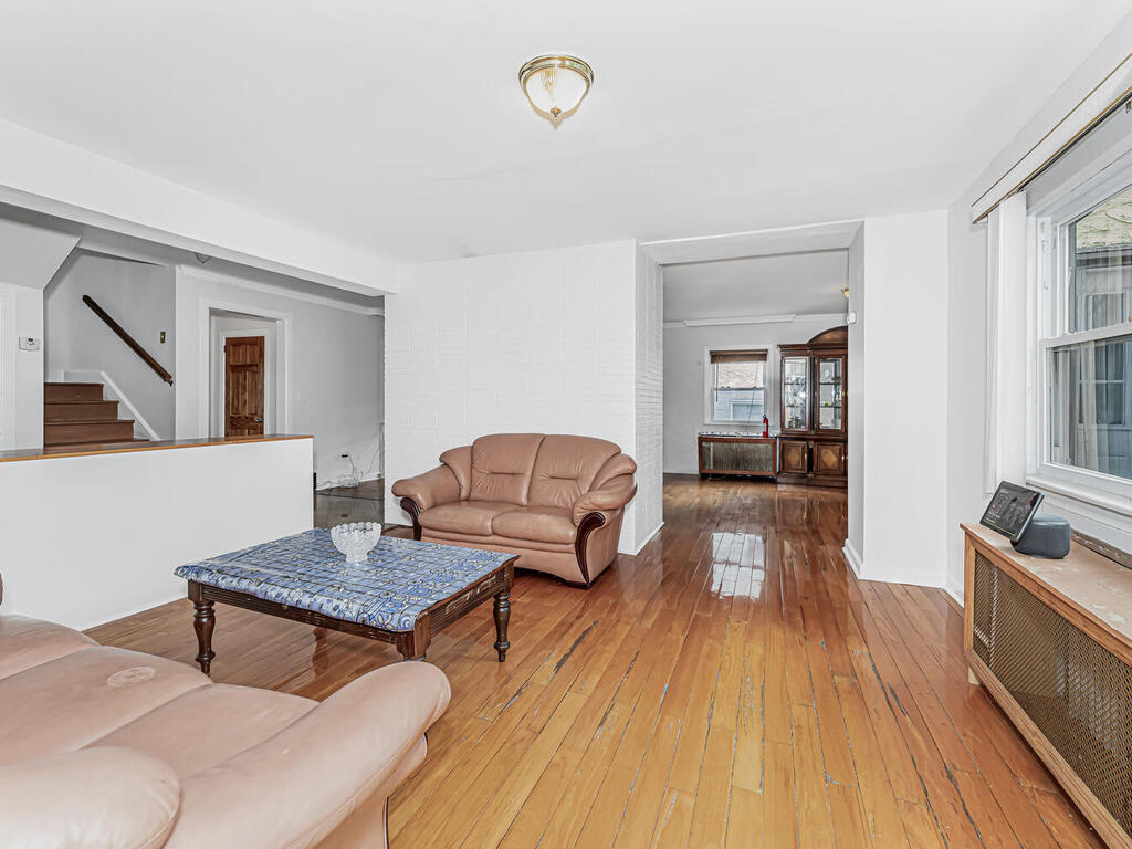 Yonkers, New York, 10710, United States, 5 Bedrooms Bedrooms, ,3 BathroomsBathrooms,Residential,For Sale,1983981