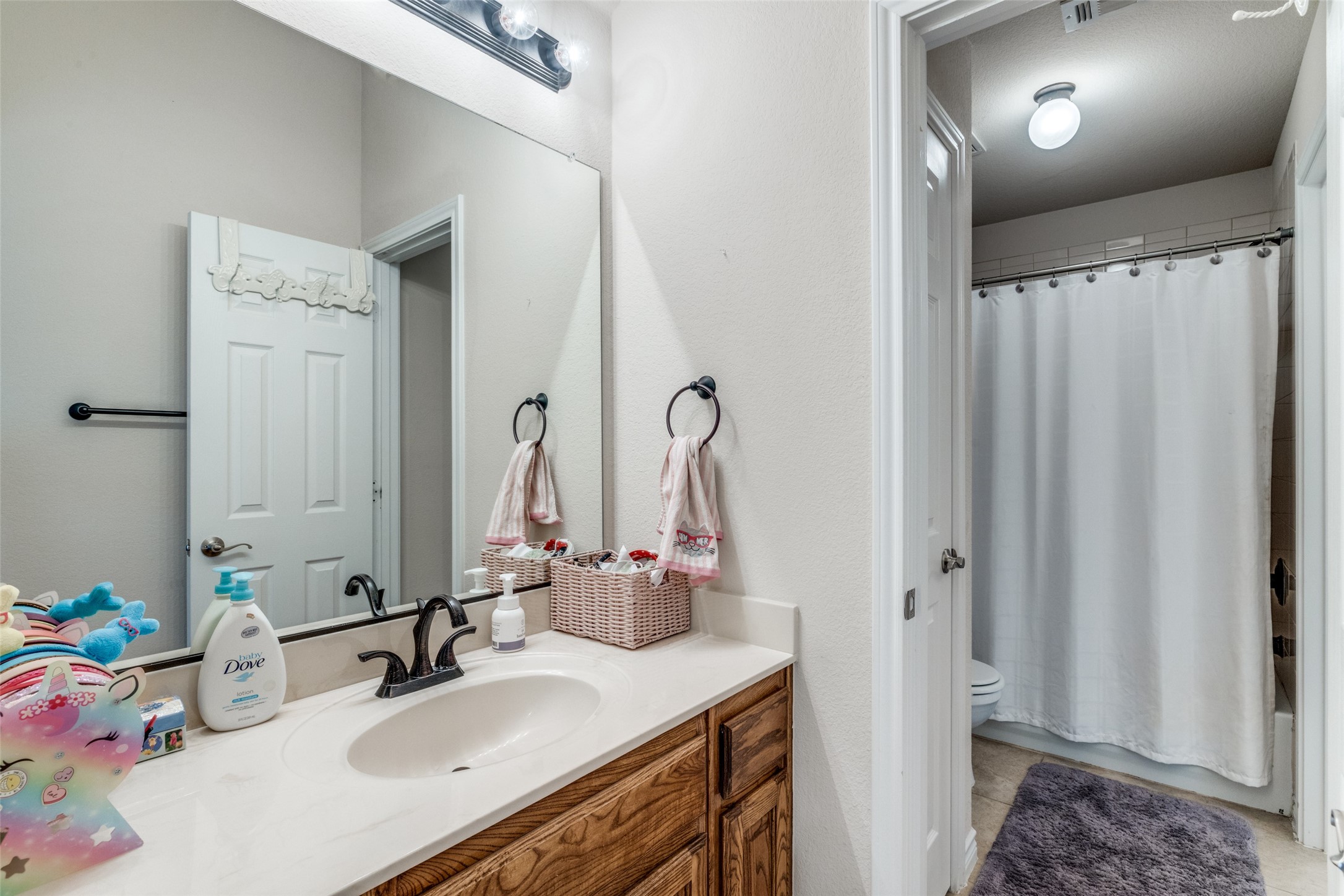 Kennedale, Texas, 76060, United States, 5 Bedrooms Bedrooms, ,4 BathroomsBathrooms,Residential,For Sale,1926987