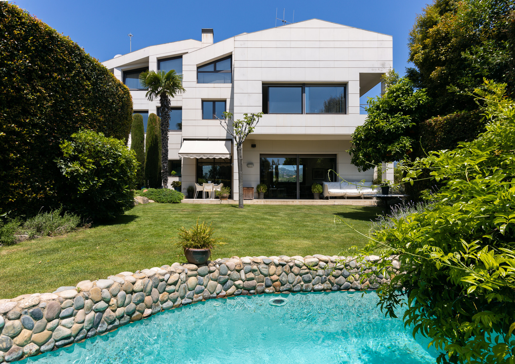  Centrally located avant-garde villa: privacy and elegance in Alella - 物件實景