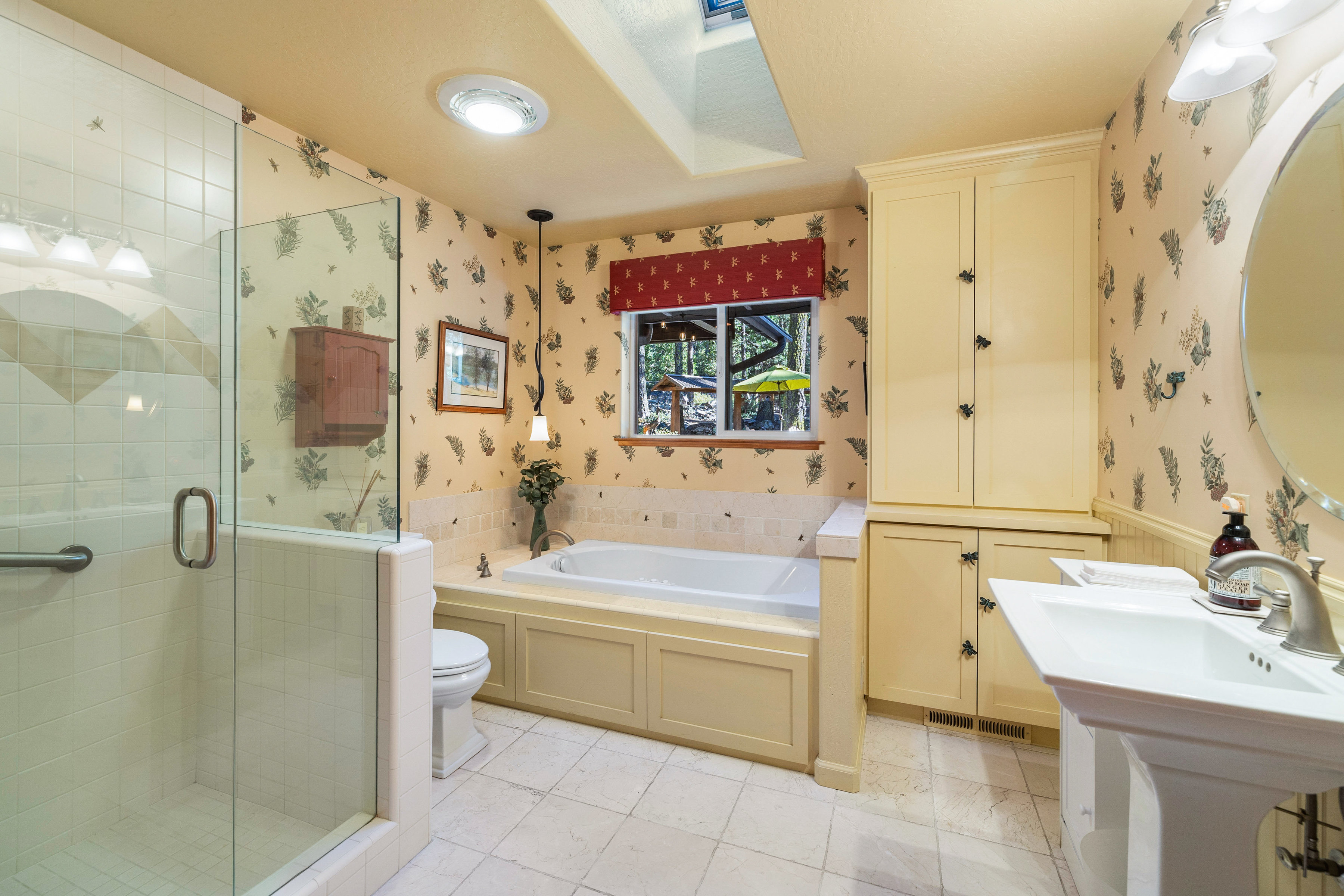  Luxury Mountain Retreat with Guest House on 1 Acre in the Heart of Graeagle - 物件實景