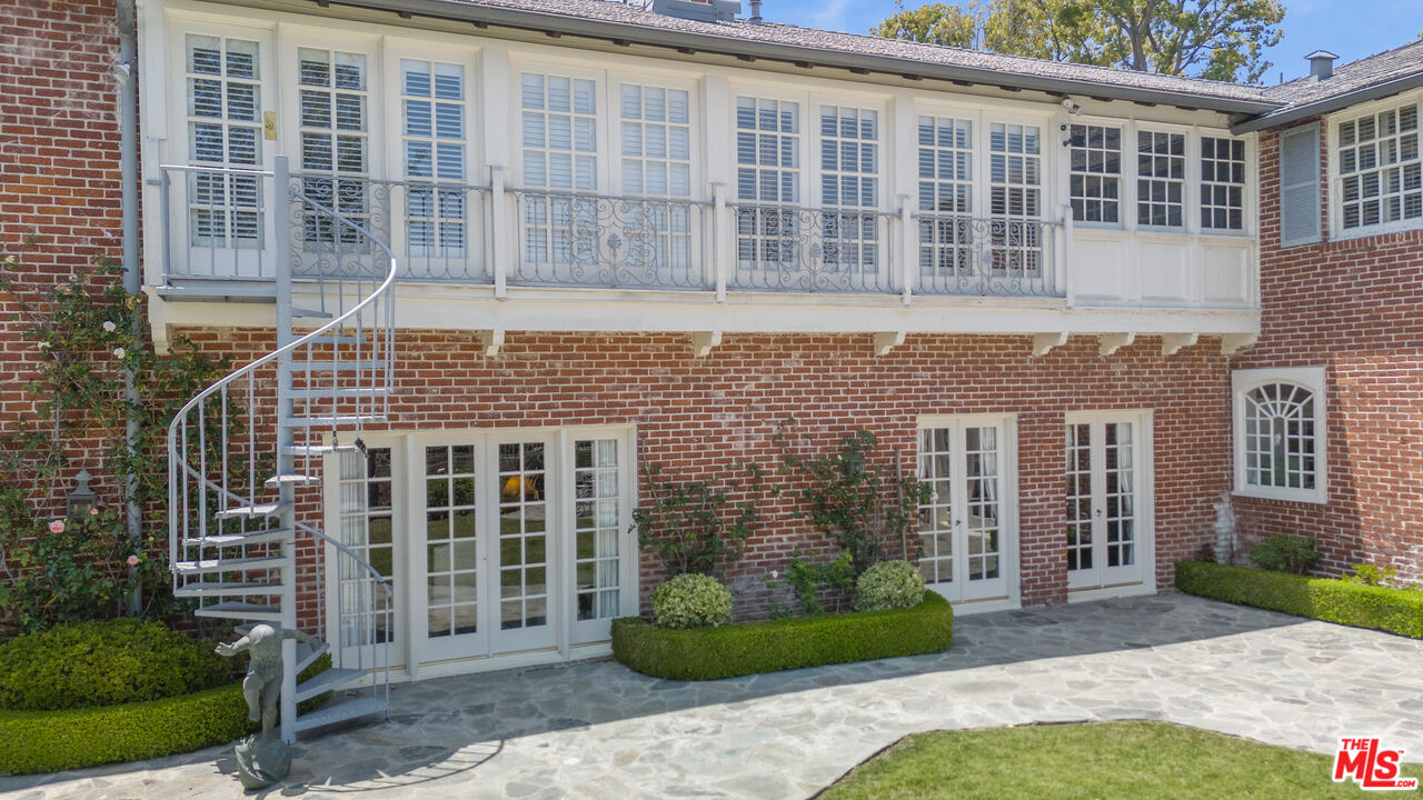Los Angeles, California, 90004, United States, 6 Bedrooms Bedrooms, ,7 BathroomsBathrooms,Residential,For Sale,1907510